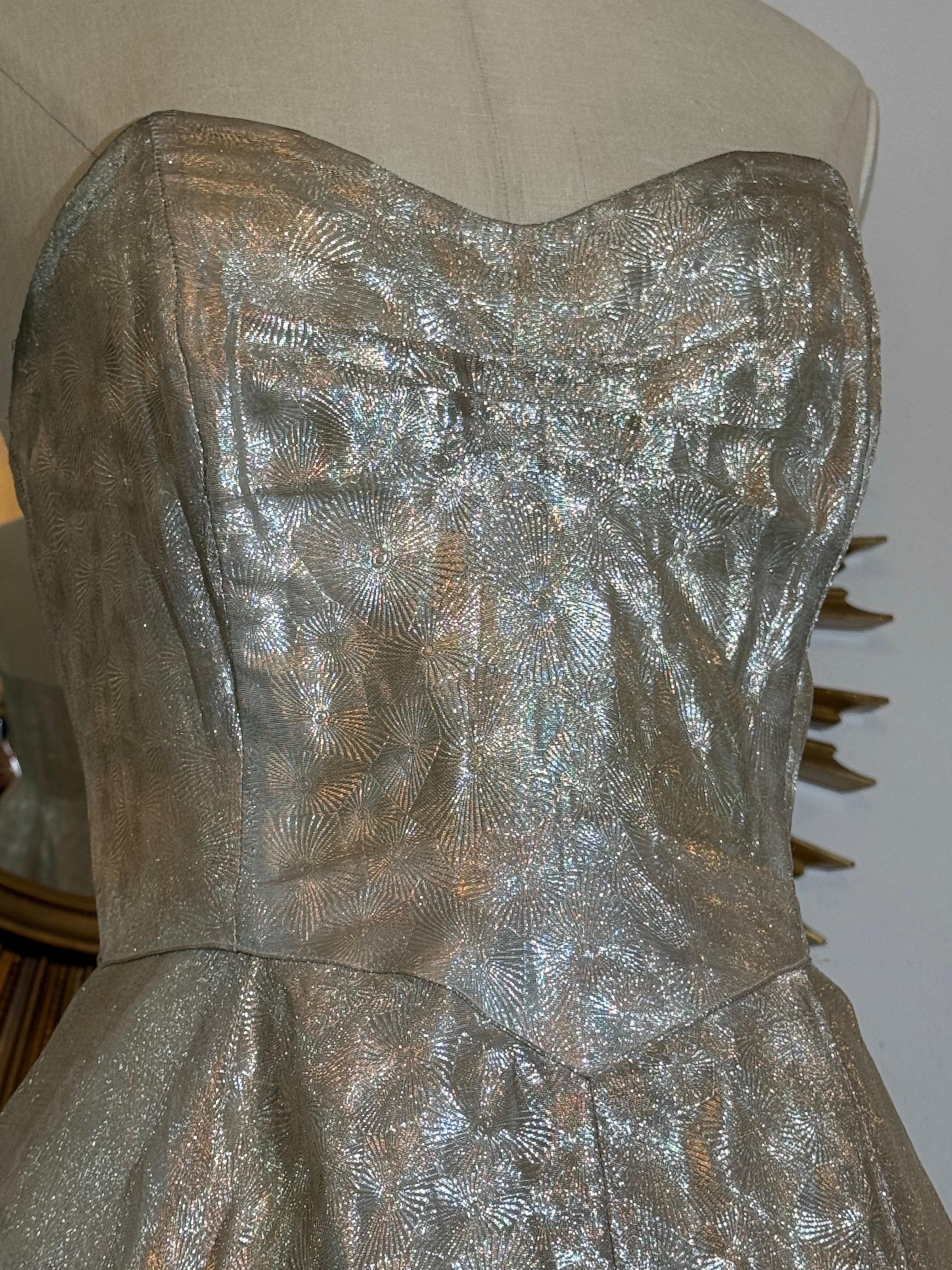Magnifique robe sans bretelles de la fin des années 1940 avec jupe complète en tissu Silver Sunburst Weave Excellent état - En vente à Gresham, OR