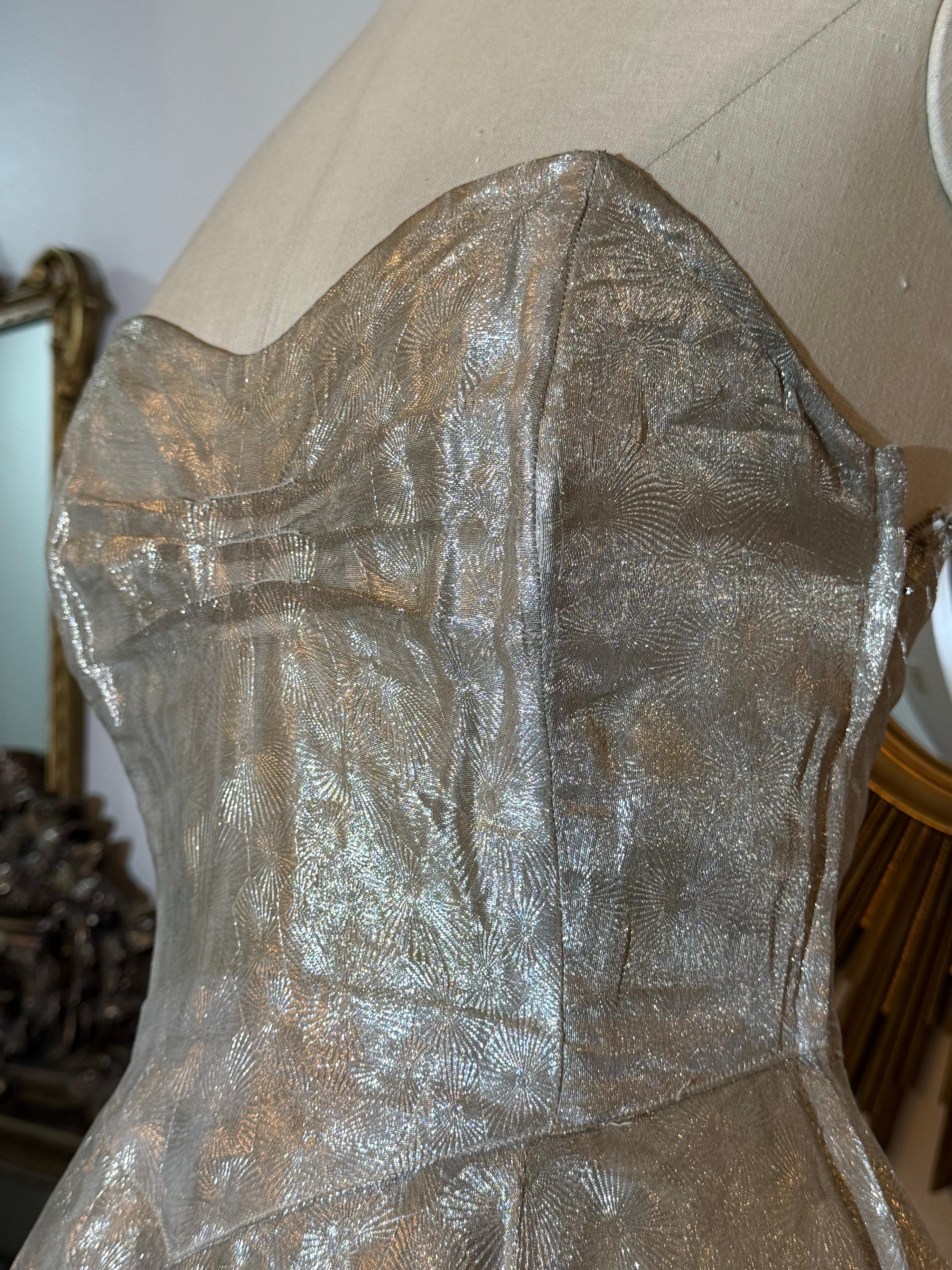 Magnifique robe sans bretelles de la fin des années 1940 avec jupe complète en tissu Silver Sunburst Weave Pour femmes en vente