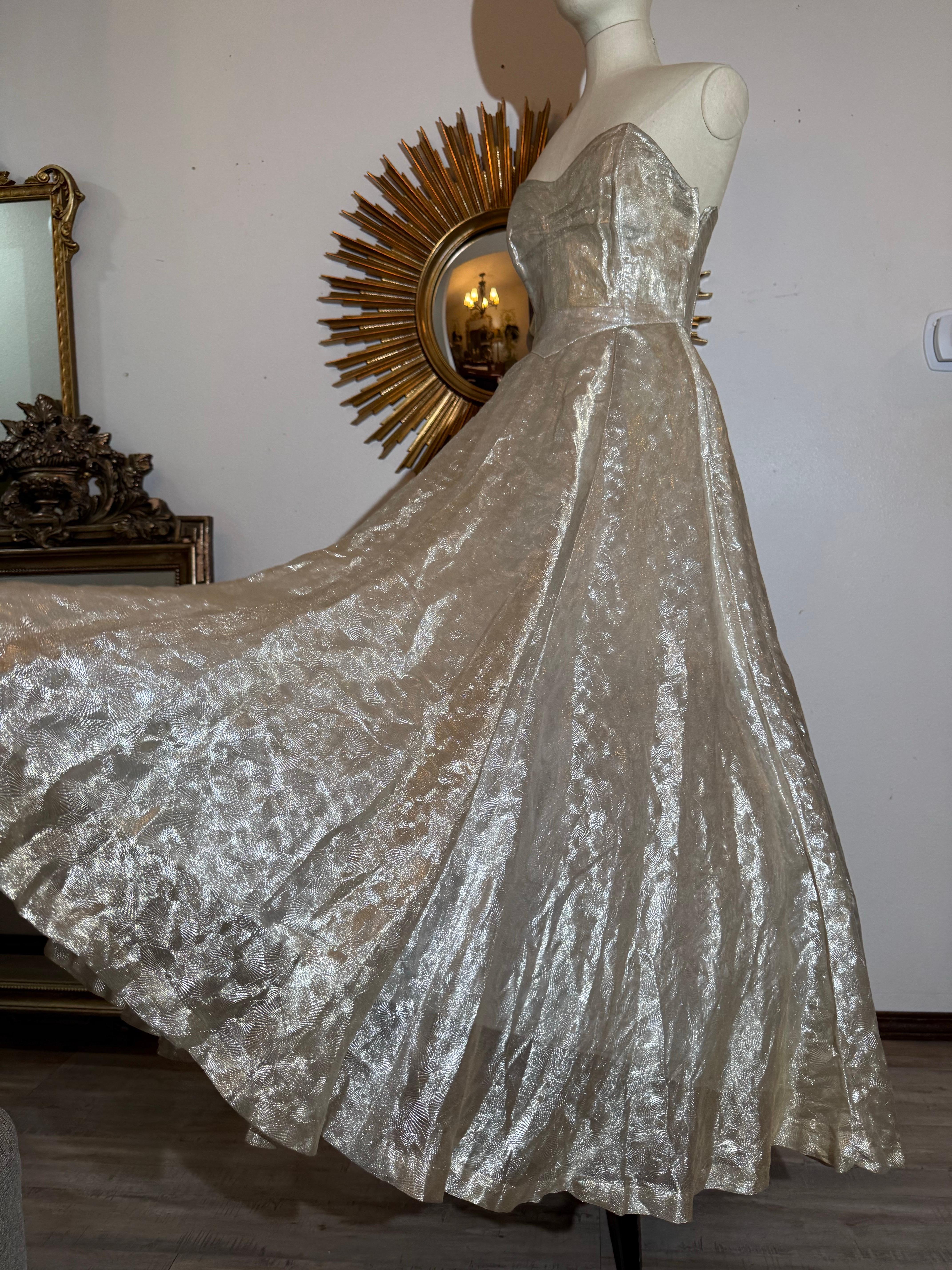 Magnifique robe sans bretelles de la fin des années 1940 avec jupe complète en tissu Silver Sunburst Weave en vente 2