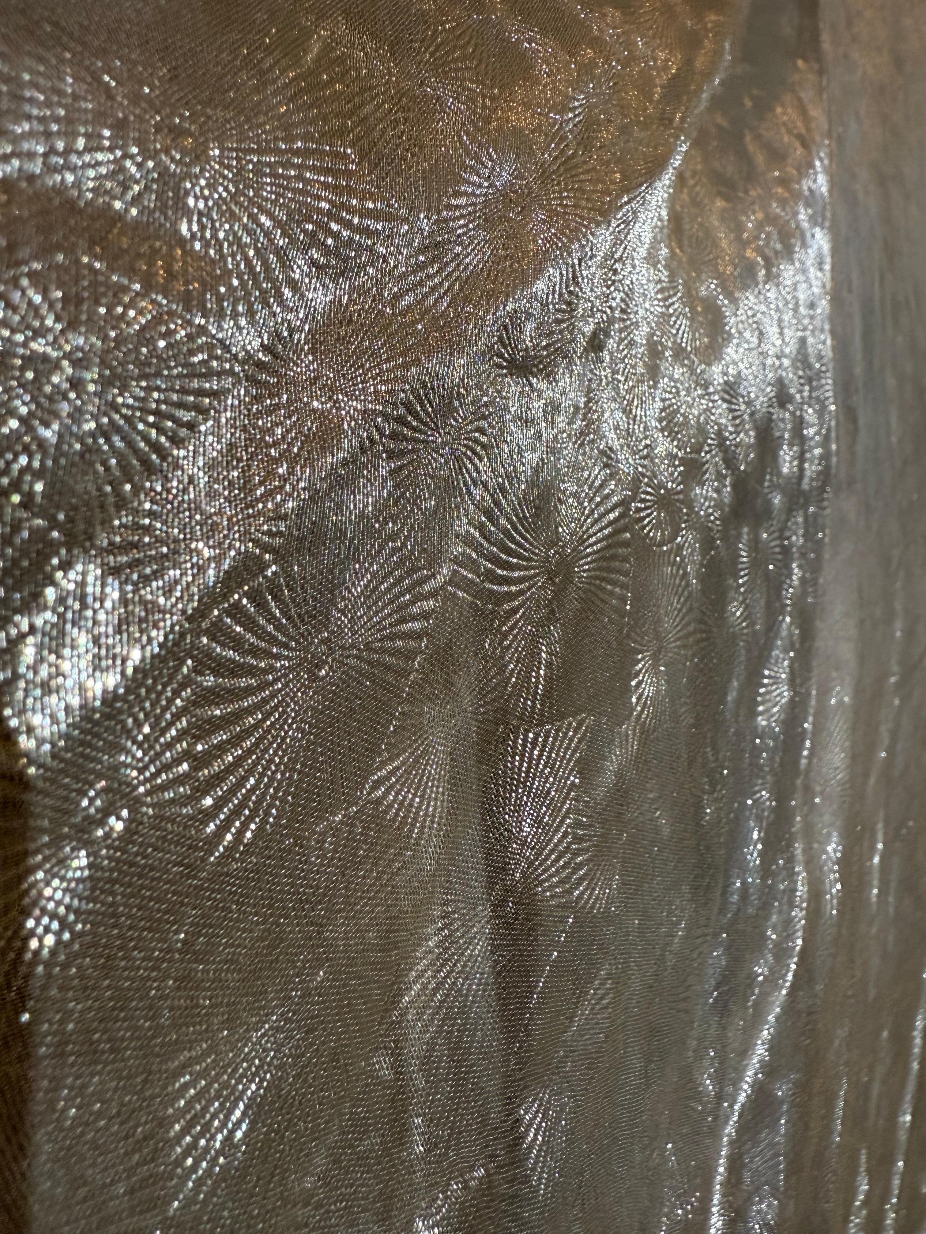 Magnifique robe sans bretelles de la fin des années 1940 avec jupe complète en tissu Silver Sunburst Weave en vente 3