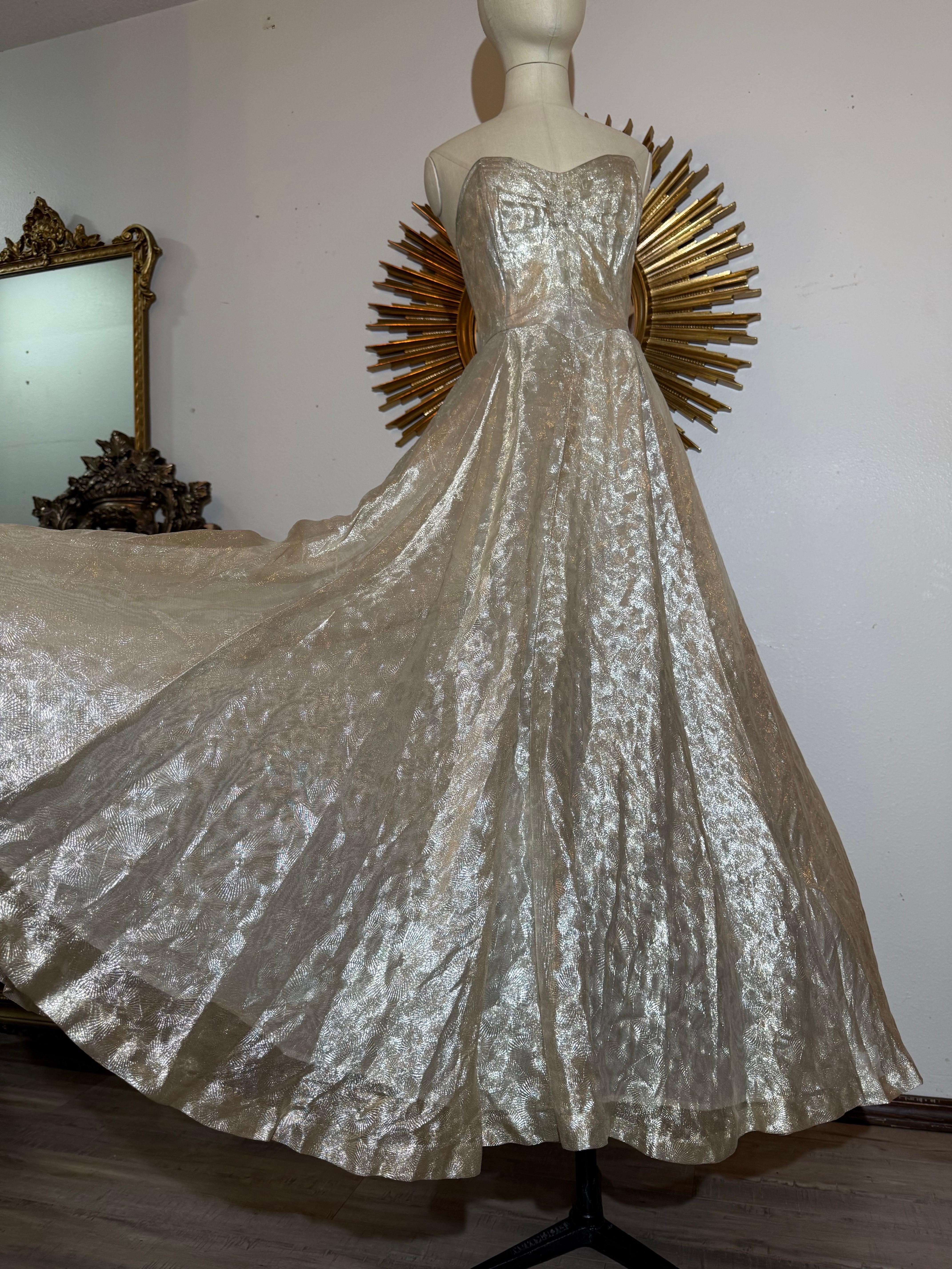 Magnifique robe sans bretelles de la fin des années 1940 avec jupe complète en tissu Silver Sunburst Weave en vente 4