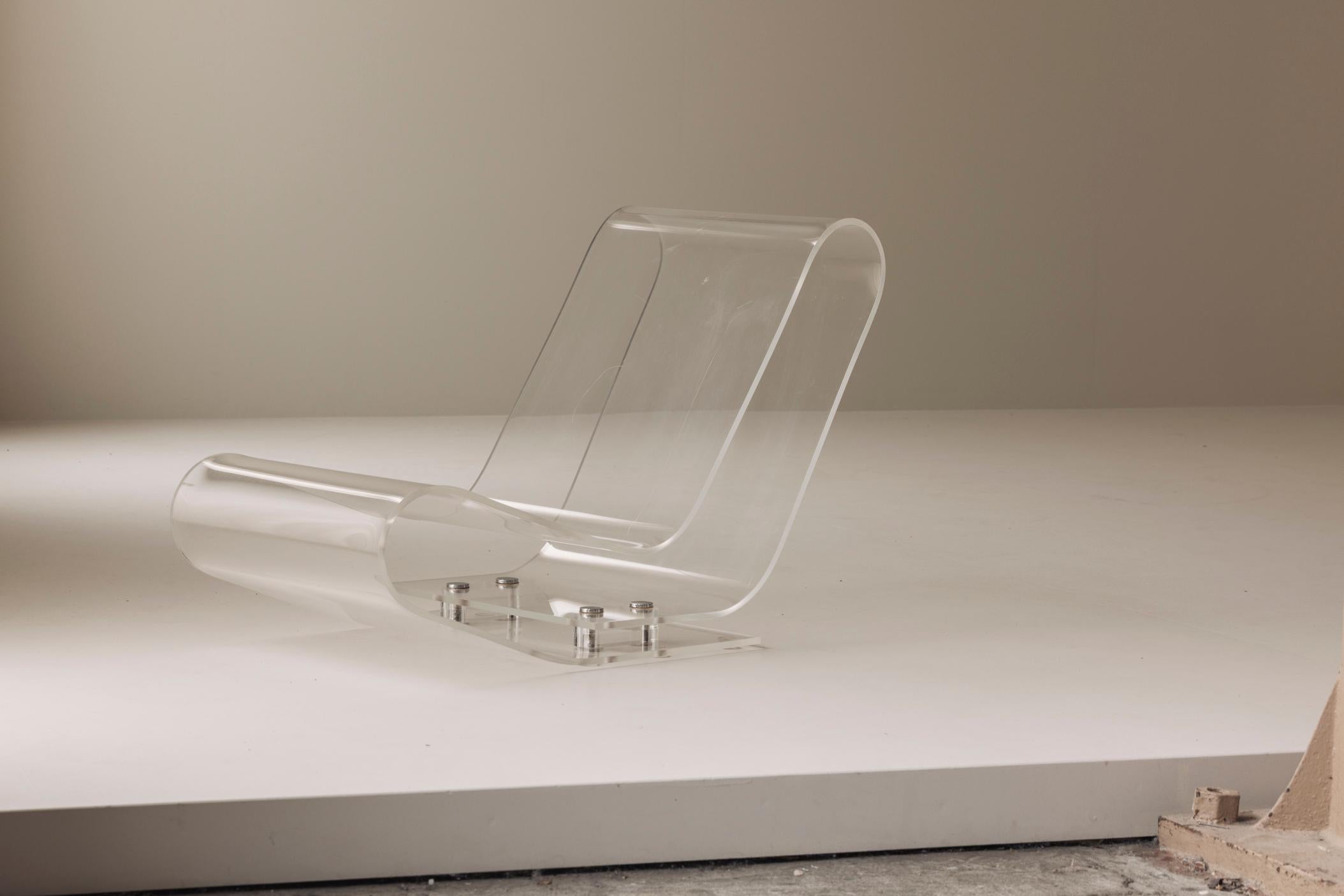 Wunderschöner LCP-Sessel, entworfen von Maarten van Severen für Kartell im Jahr 2002. Der LCP Lounge Chair ist aus einem einzigen Stück hochwertigem Plexiglas (PMMA) geformt und lässt sich daher mühelos und nahtlos zusammenfalten. Durch sein