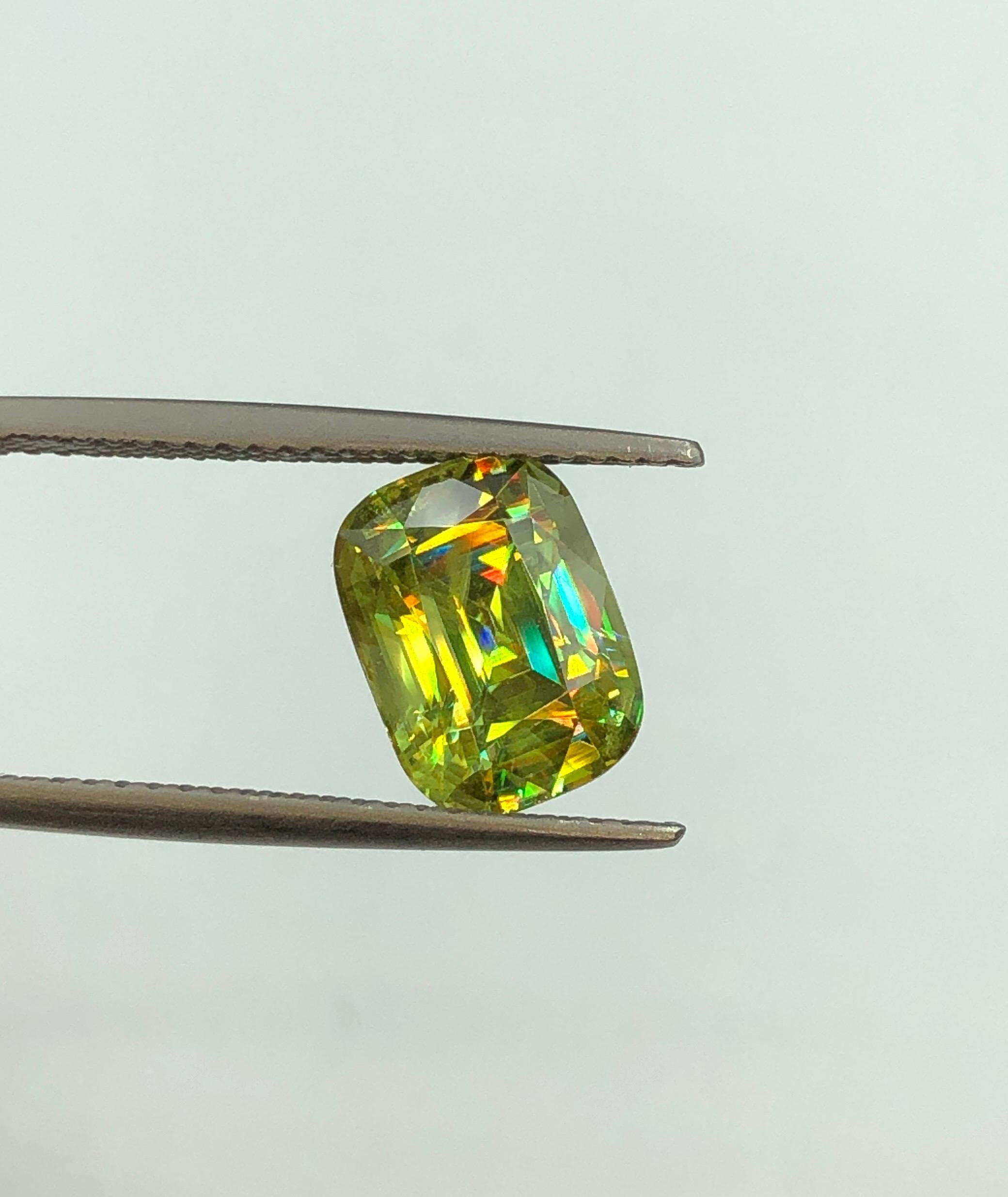 Women's or Men's Gorgeous Lime Green Sphene 3.75ct Madagascar For Sale