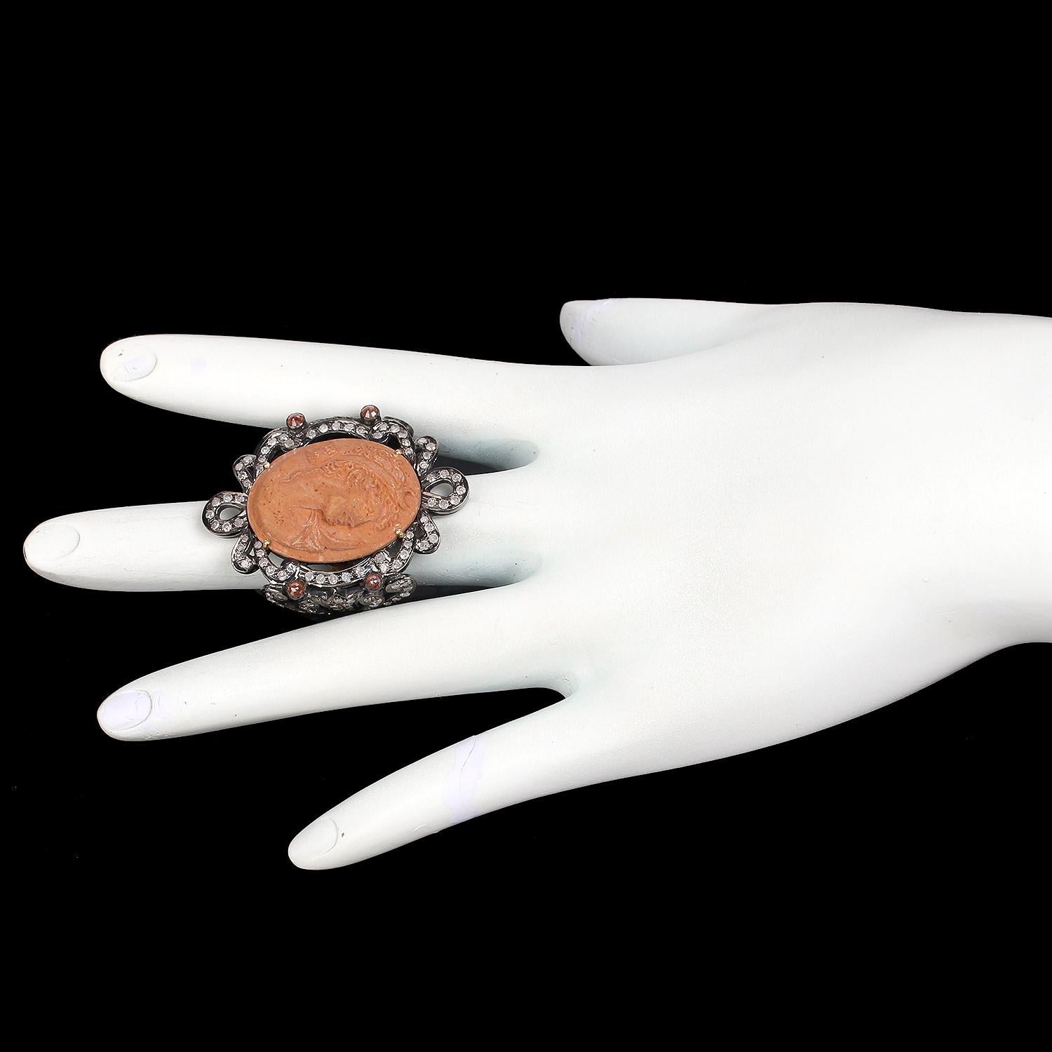 Taglio rotondo Splendido anello cammeo in lava con diamanti incastonati in argento e oro in vendita