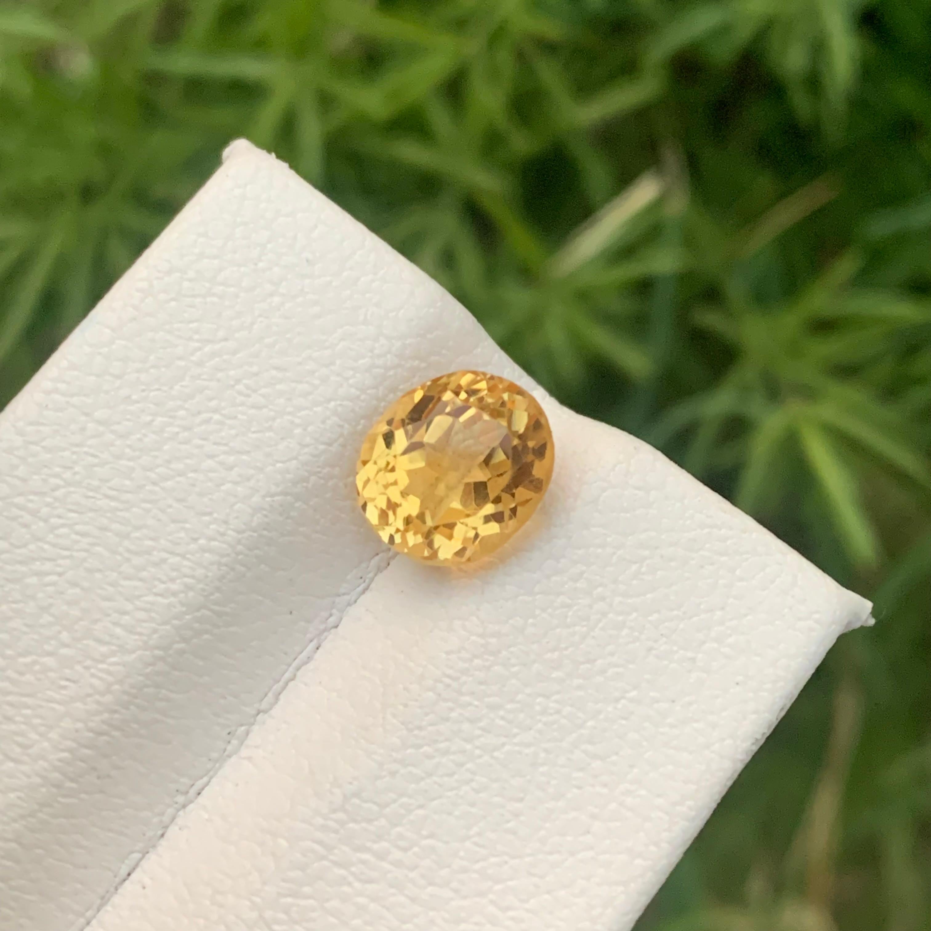 Taille ovale Magnifique citrine jaune naturelle non sertie de 2,55 carats de forme ovale en vente