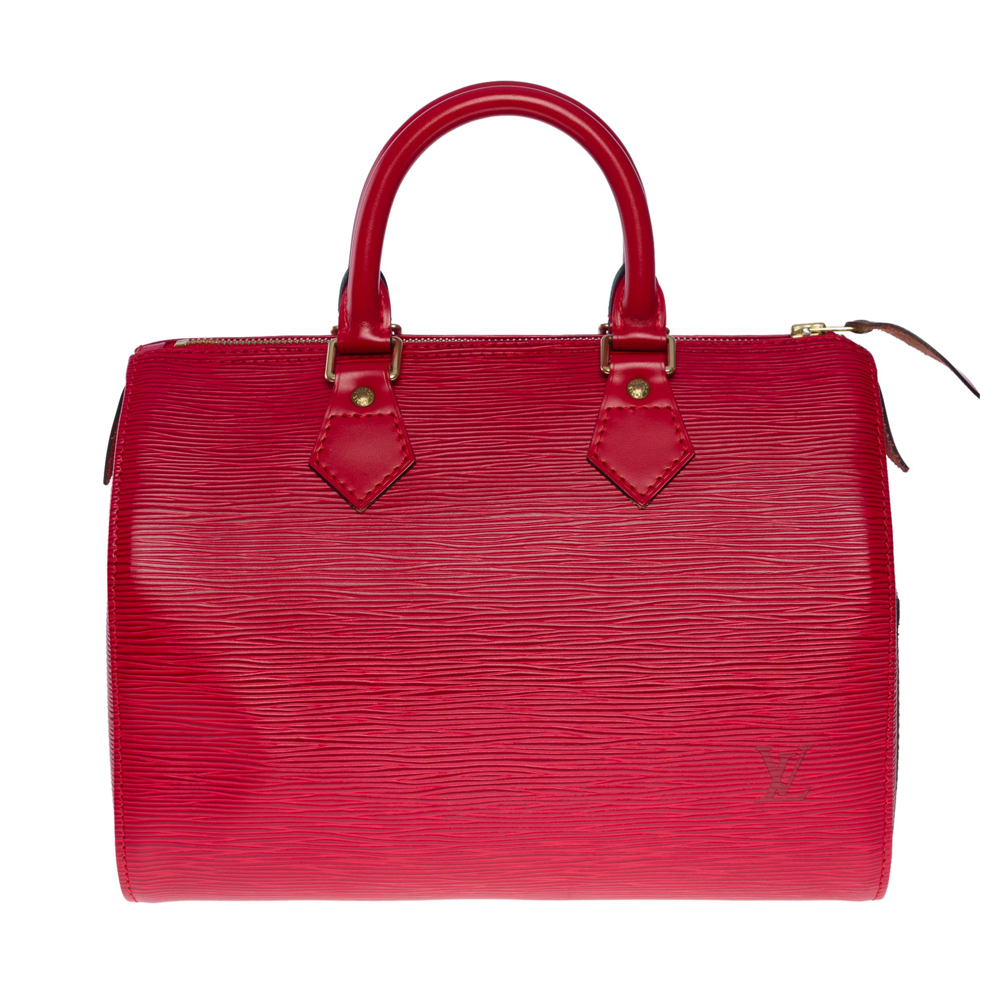 L'indispensable sac à main Louis Vuitton Speedy 30 en cuir épi rouge castillan, métal doré, double anse en cuir rouge permettant un portage à la main.

Fermeture à glissière
Intérieur en daim rouge avec une poche plaquée ouverte
Signature : 