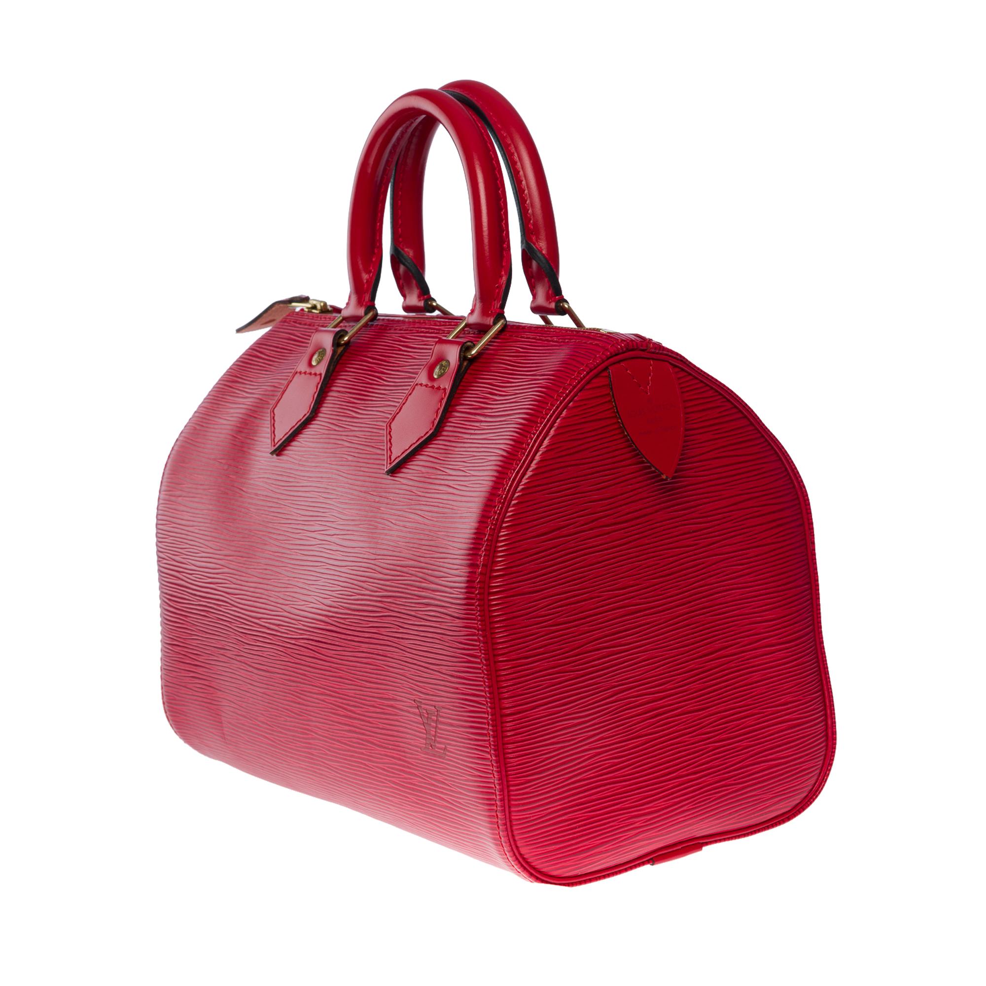 Magnifique sac à main Louis Vuitton Speedy 25 en cuir épi rouge et métal doré Excellent état à Paris, IDF