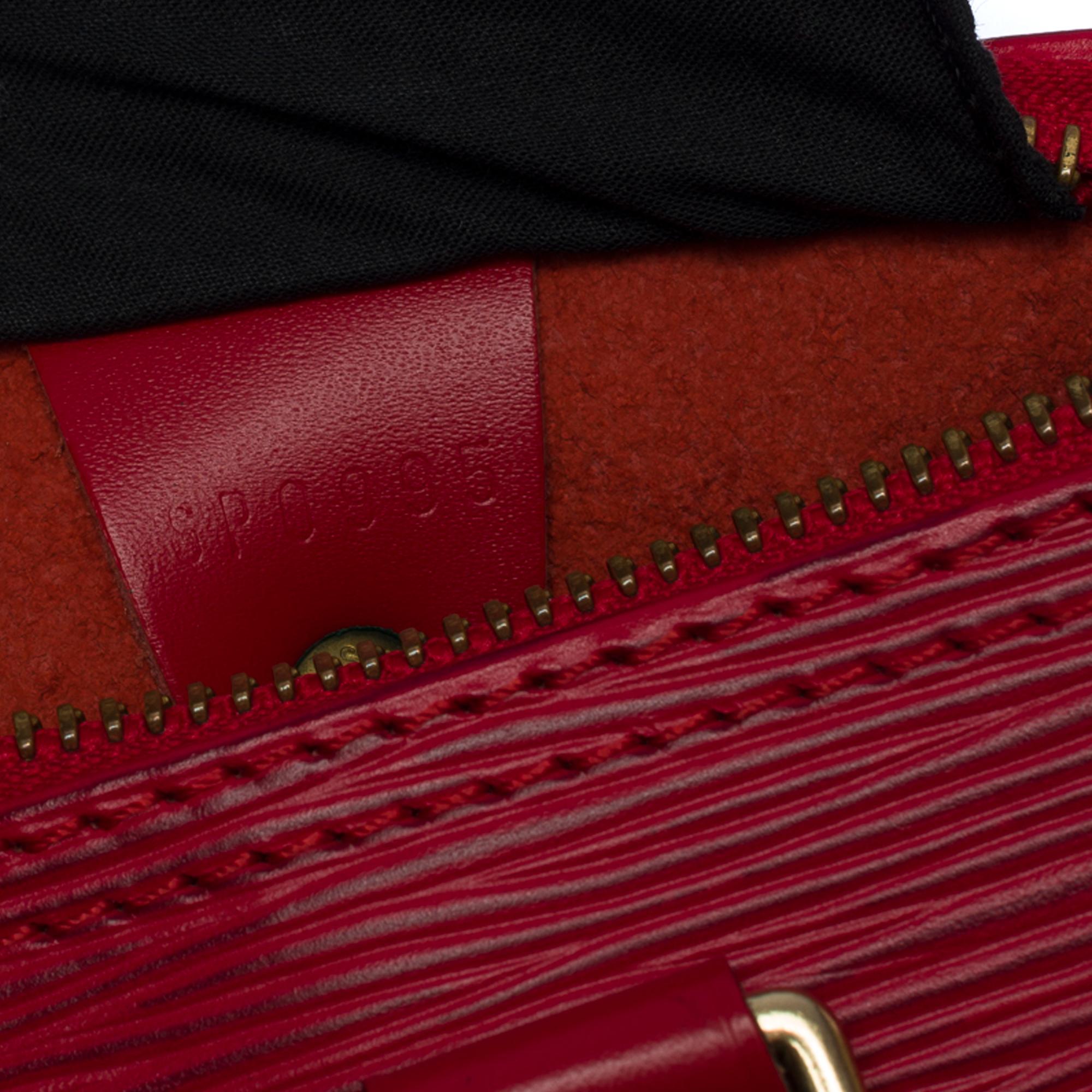 Magnifique sac à main Louis Vuitton Speedy 25 en cuir épi rouge et métal doré 2