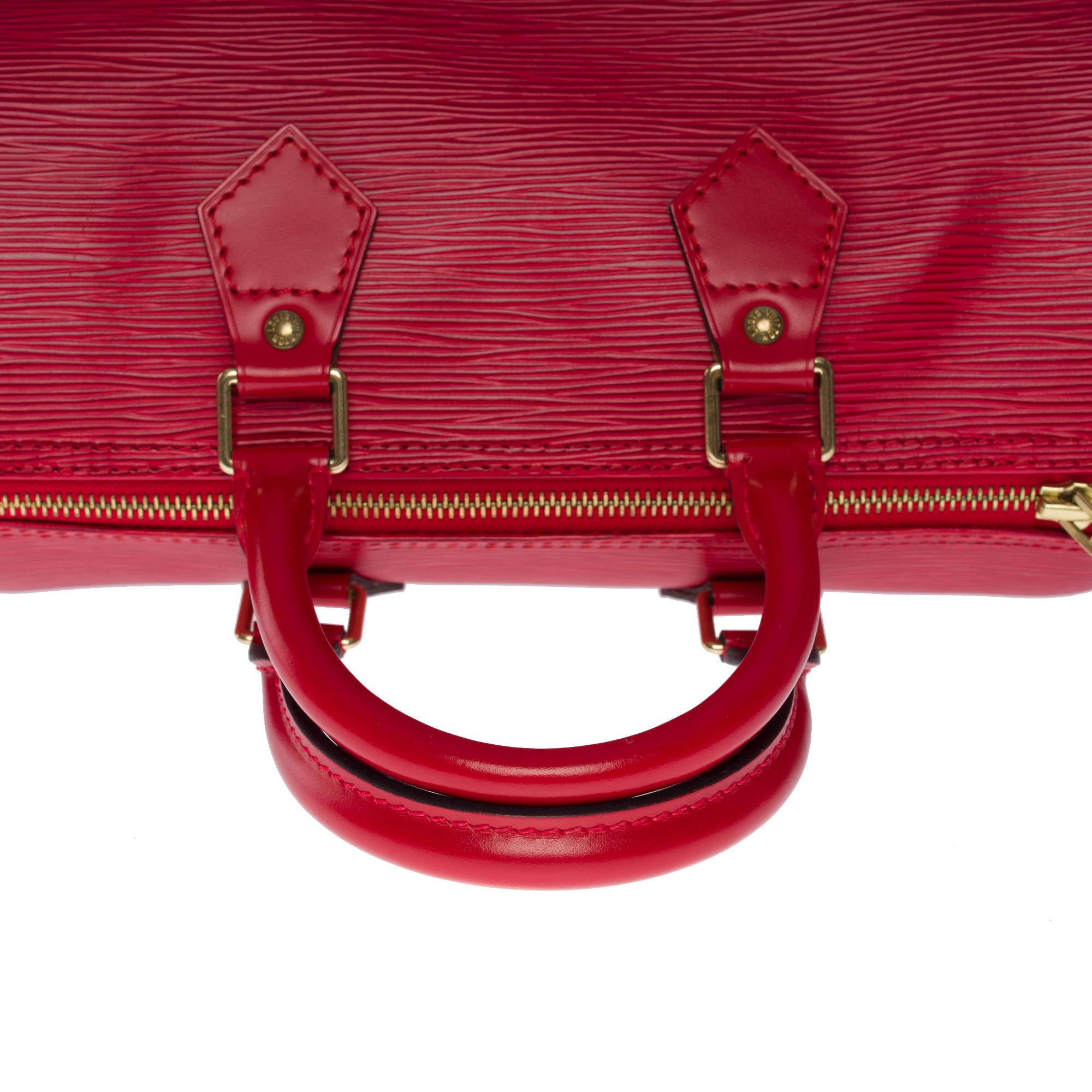Magnifique sac à main Louis Vuitton Speedy 25 en cuir épi rouge et métal doré 4