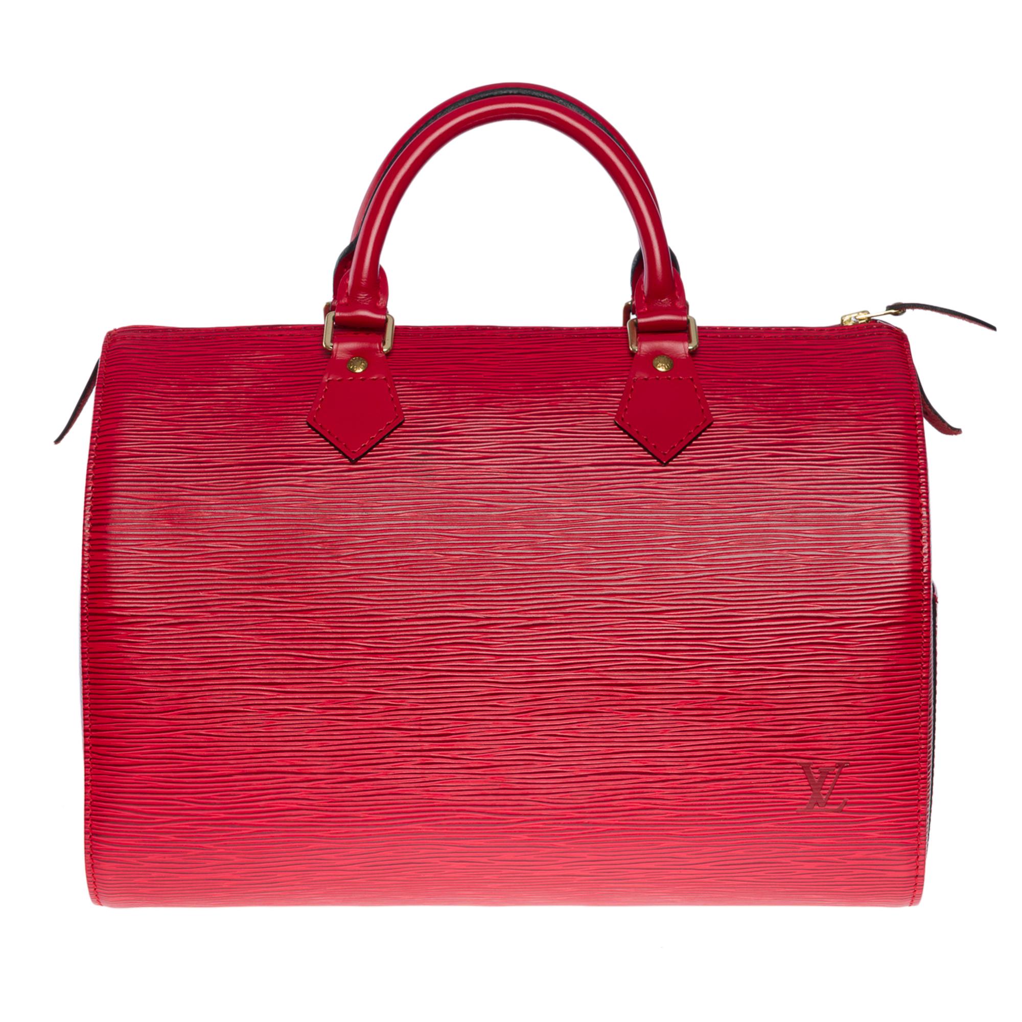The indispensable Louis Vuitton Speedy 30 handbag in cherry red leather, gold-plated metal hardware, double red leather handle allowing a hand-carry

Zip closure
Red suede interior one patch pocket open
Signature: 
