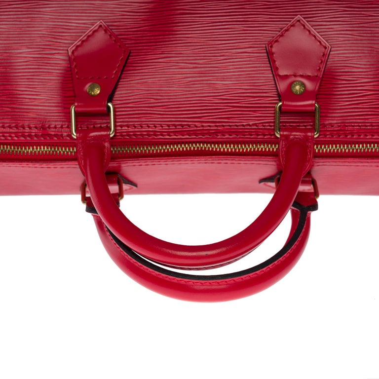 Gorgeous Louis Vuitton Speedy 30 handbag in red epi leather and gold hardware For Sale 4