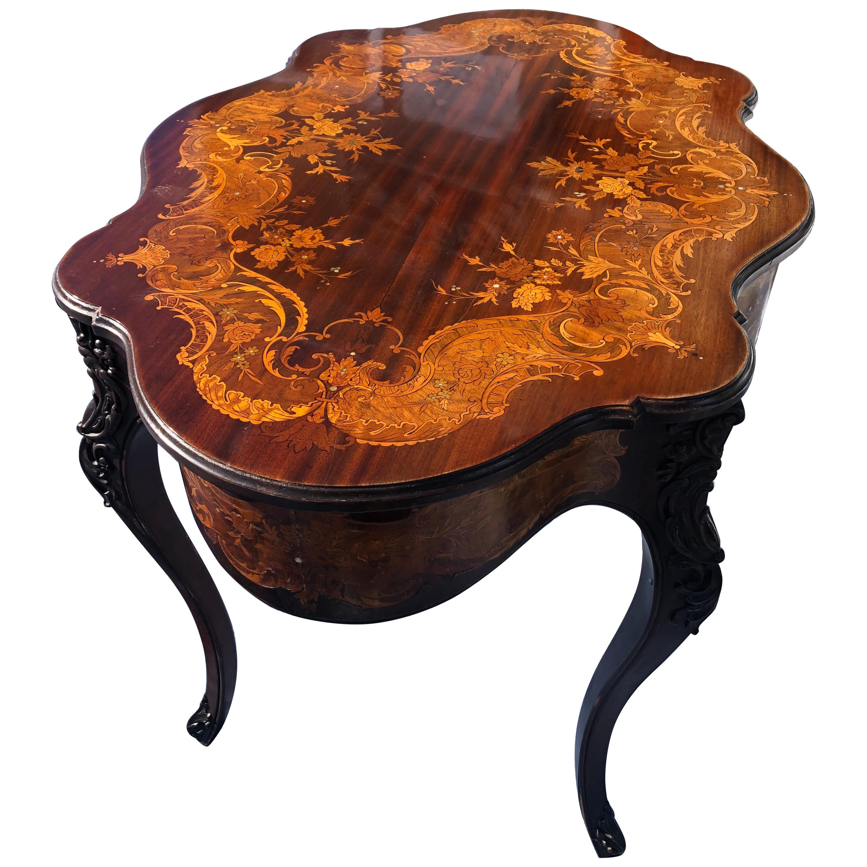 Magnifique table centrale de style Louis XV en acajou et marqueterie de bois de citronnier incrustée