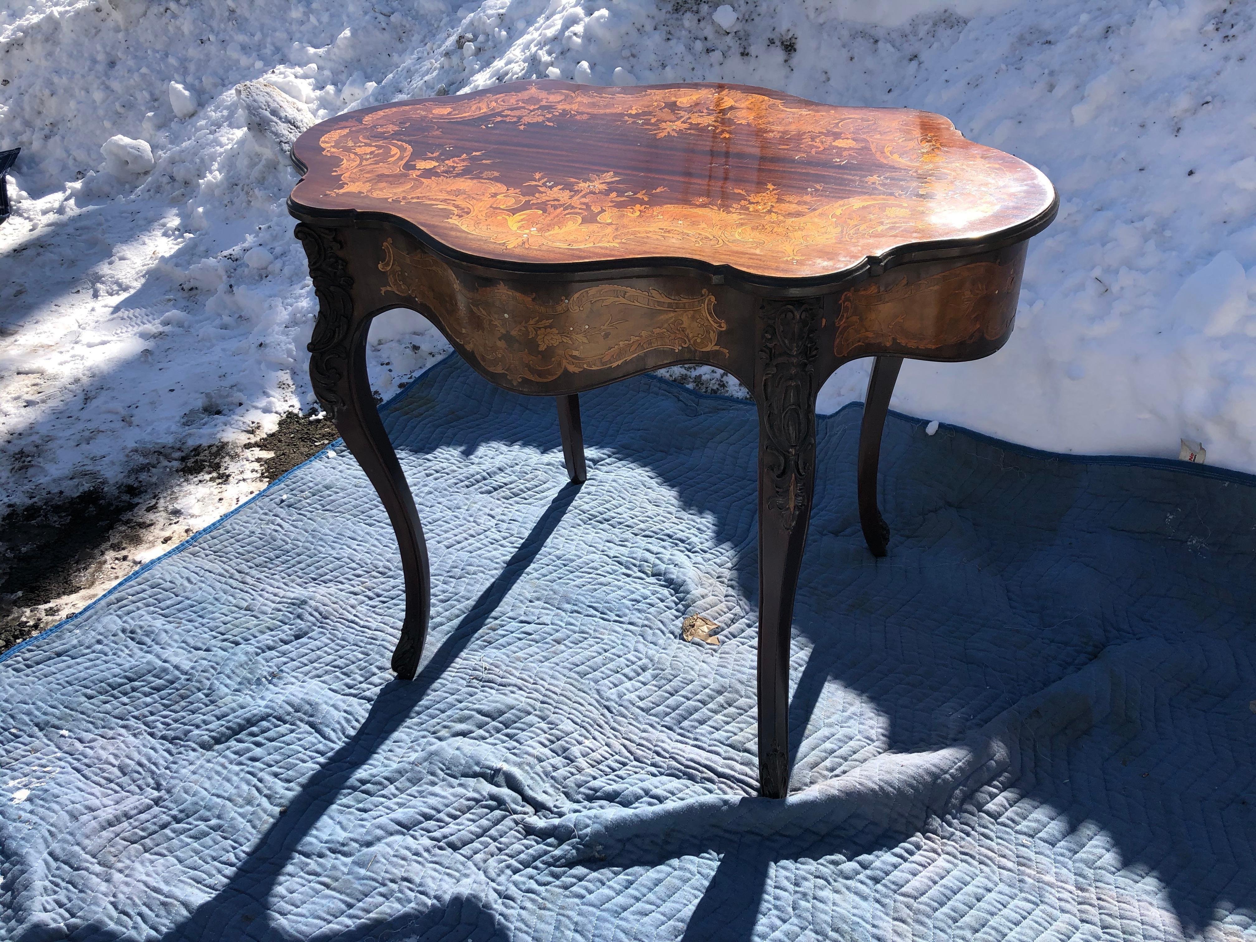 Mid-20th Century Gorgeous Louis XV Style Mahogany and Satinwood Marquetry Inlaid Center Table For Sale