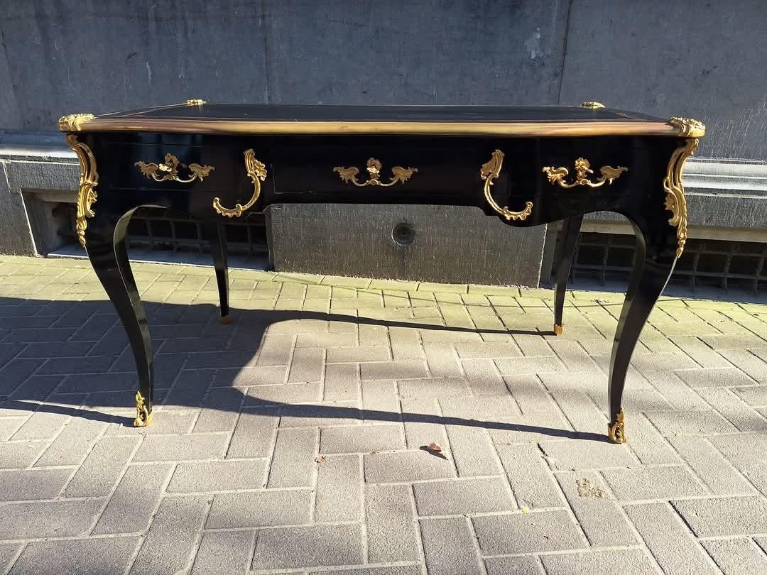 Elegant bureau plat de style Louis XV - Laqué noir avec décoration en bronze doré

Cet exceptionnel bureau plat de style Louis XV est un exemple raffiné de l'artisanat classique et de l'élégance française. La combinaison d'une finition laquée noire