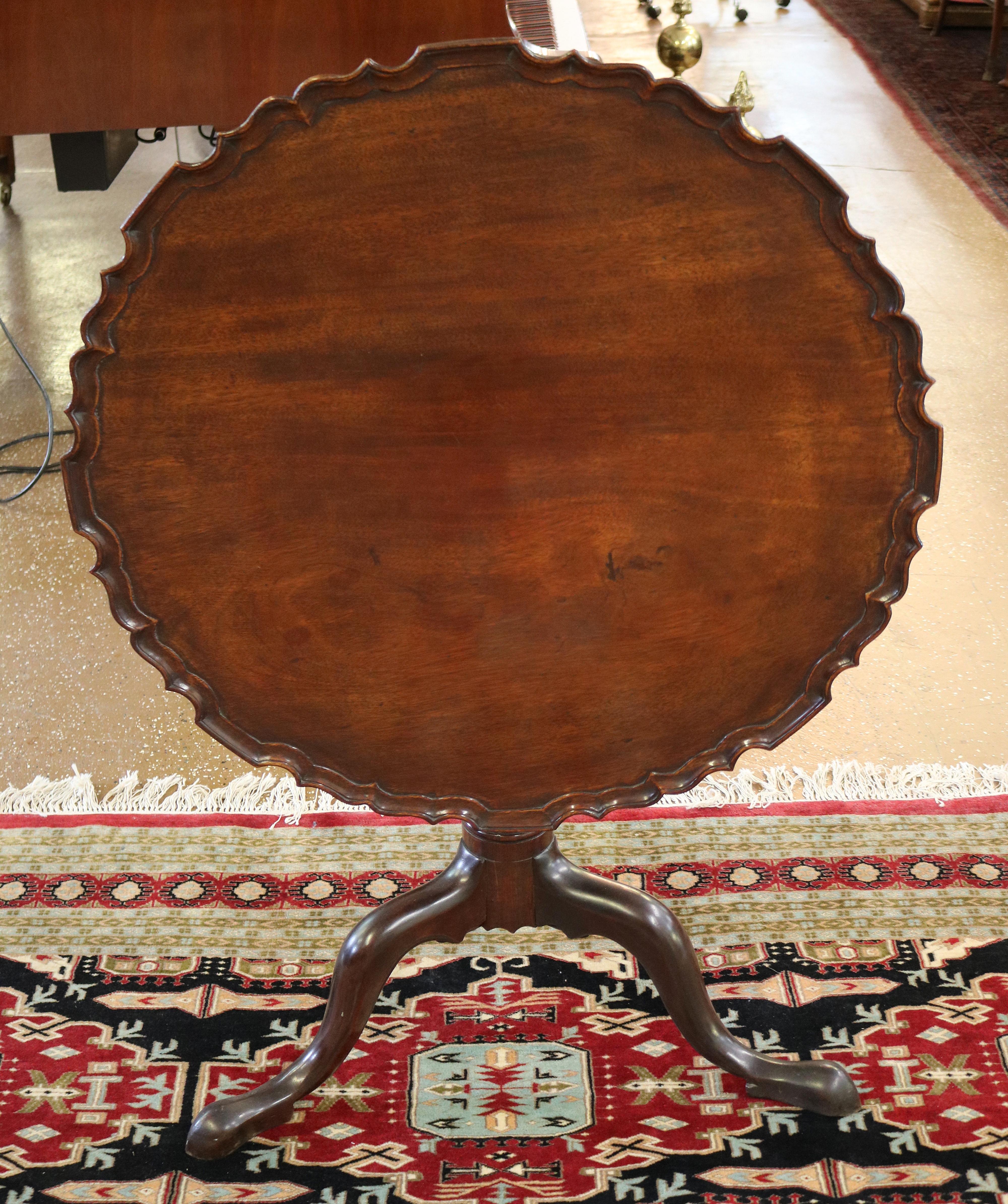 ​Gorgeous Mahogany 18th Century Queen Anne Pie Crust Tilt Top Table Circa 1740's

Dimensions : 26