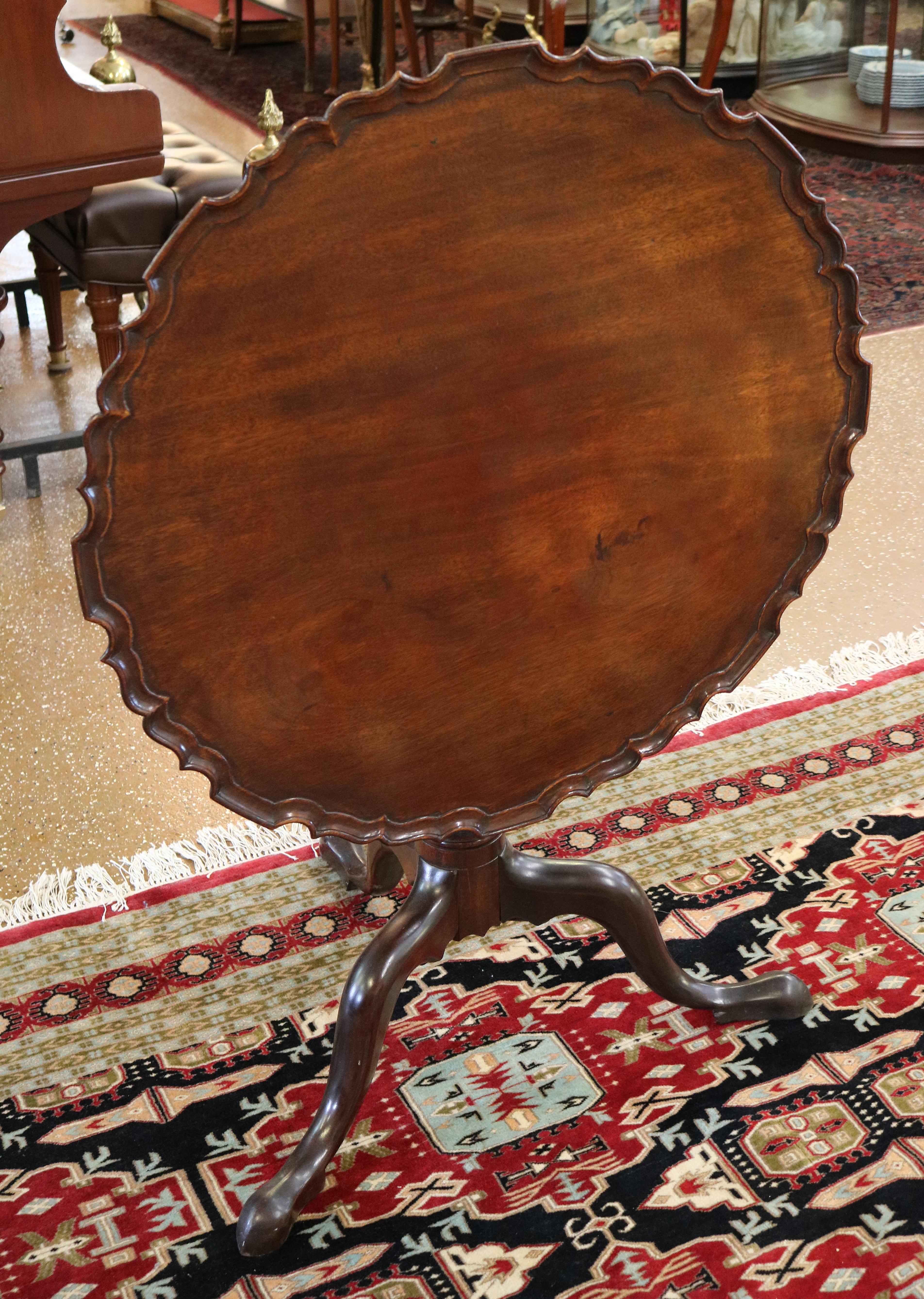English Gorgeous Mahogany 18th Century Queen Anne Pie Crust Tilt Top Table Circa 1740's For Sale