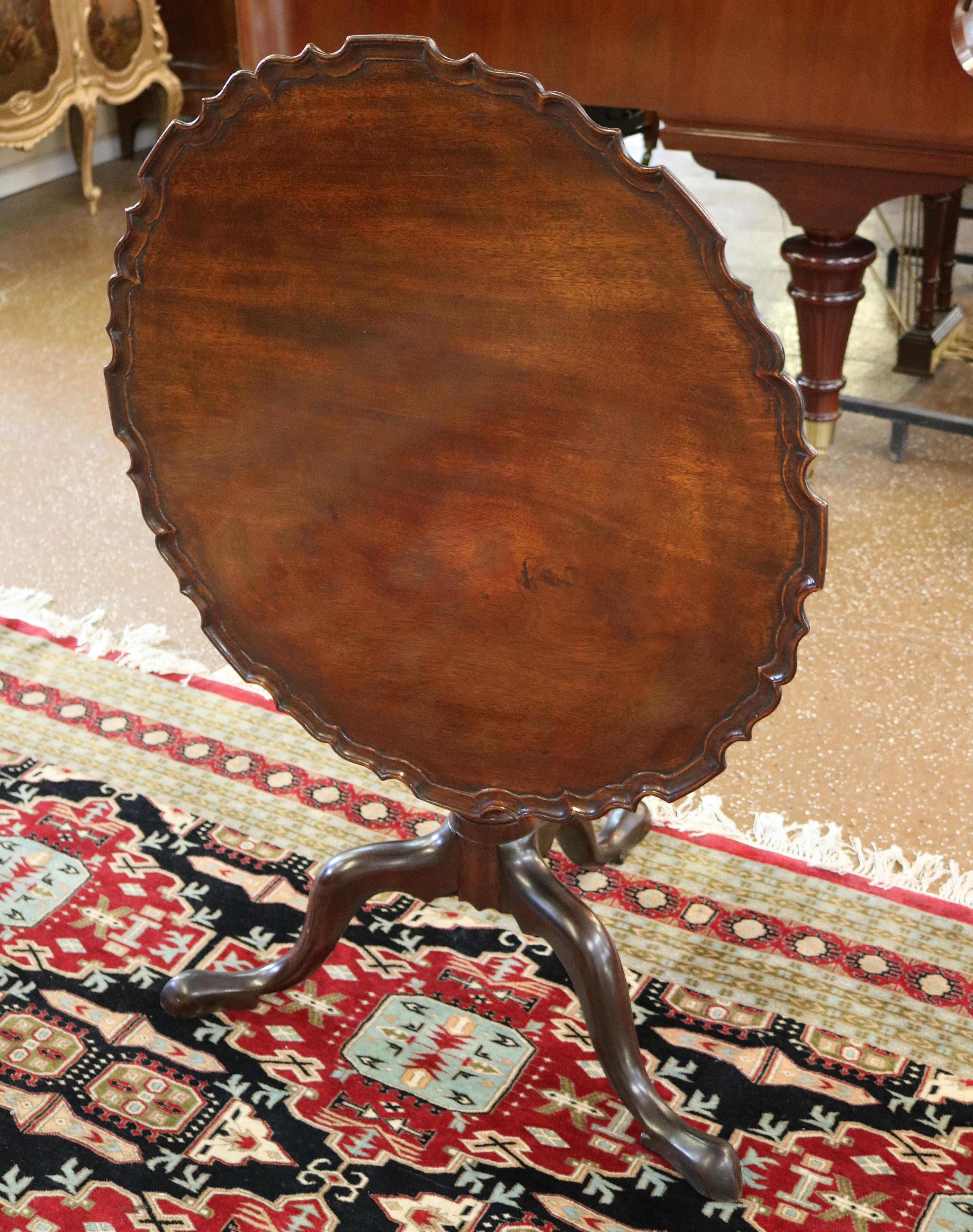 Hand-Carved Gorgeous Mahogany 18th Century Queen Anne Pie Crust Tilt Top Table Circa 1740's For Sale