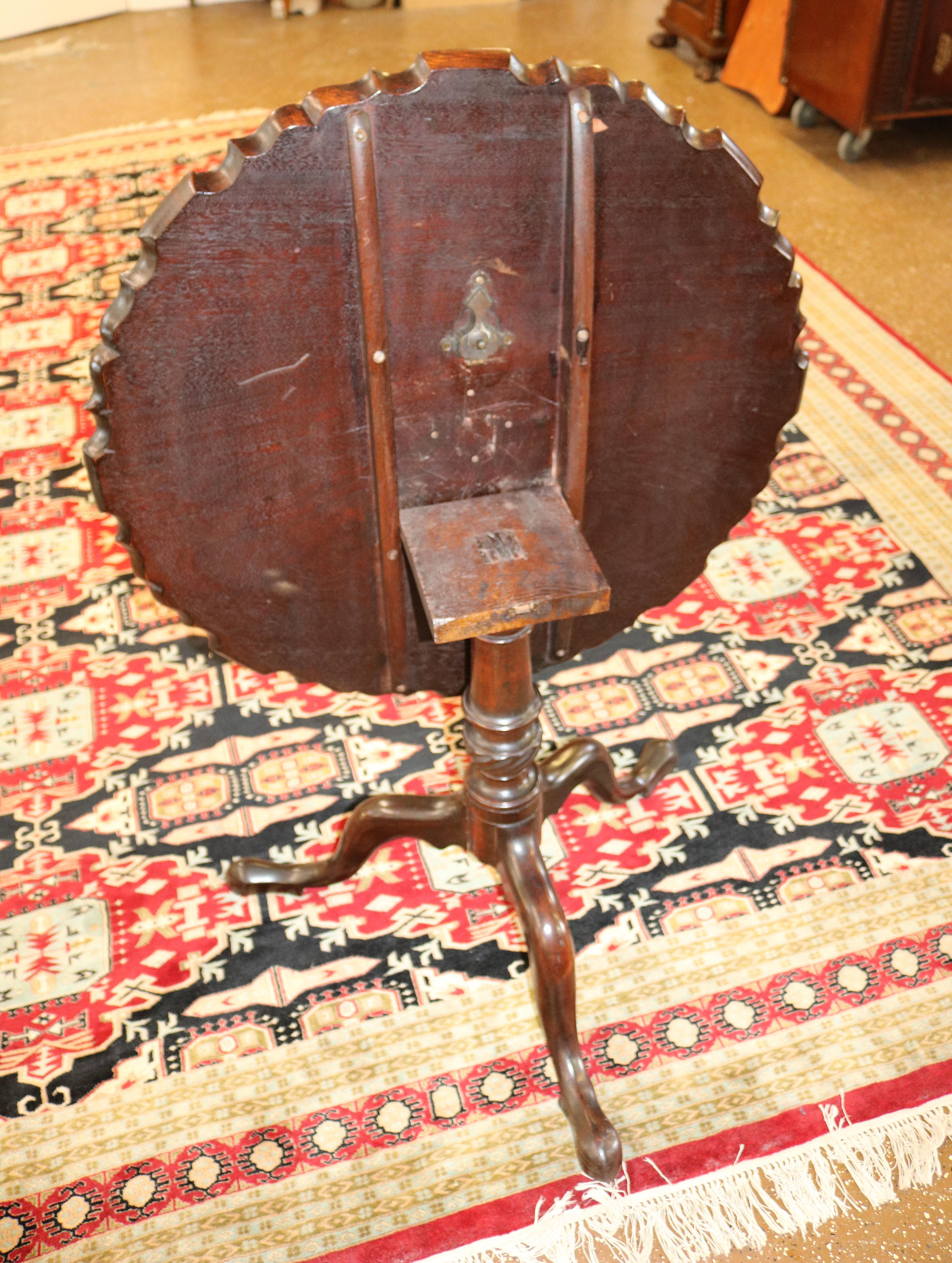 Gorgeous Mahogany 18th Century Queen Anne Pie Crust Tilt Top Table Circa 1740's In Good Condition For Sale In Long Branch, NJ
