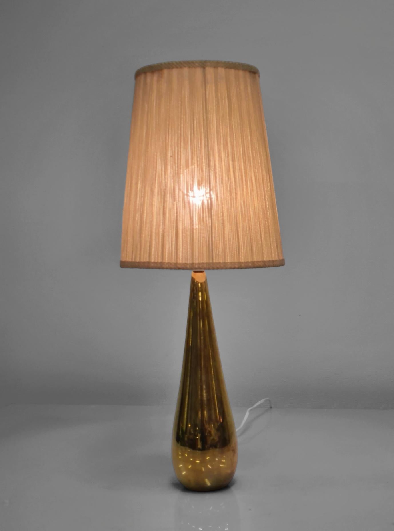 Scandinave moderne Superbe lampe de bureau Drop Mauri Almari en laiton Modèle 61046 Idman. en vente
