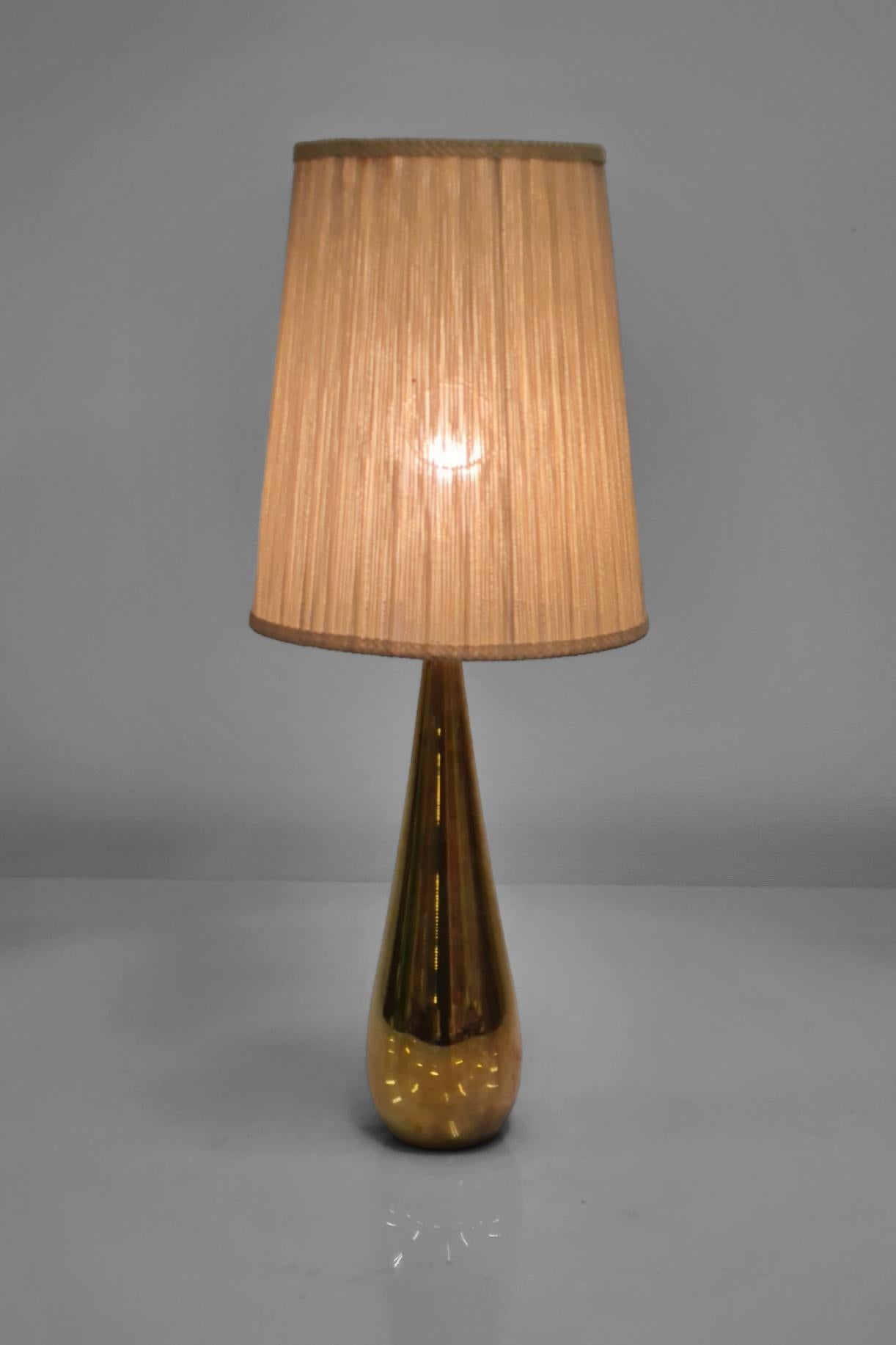 Laiton Superbe lampe de bureau Drop Mauri Almari en laiton Modèle 61046 Idman. en vente