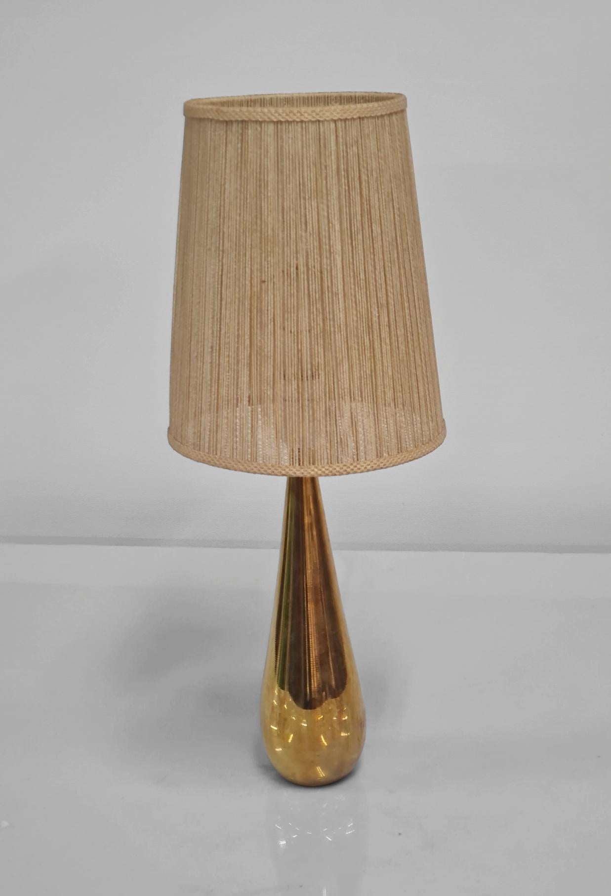 Superbe lampe de bureau Drop Mauri Almari en laiton Modèle 61046 Idman. en vente 2
