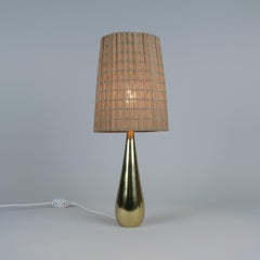 Splendida lampada da tavolo "a goccia" in ottone fuso di Mauri Almari Modello 61046 Idman, anni '50