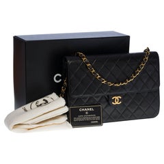 Gorgeous Medium Chanel Classic flap shoulder bag in black quilted lambskin, GHW
