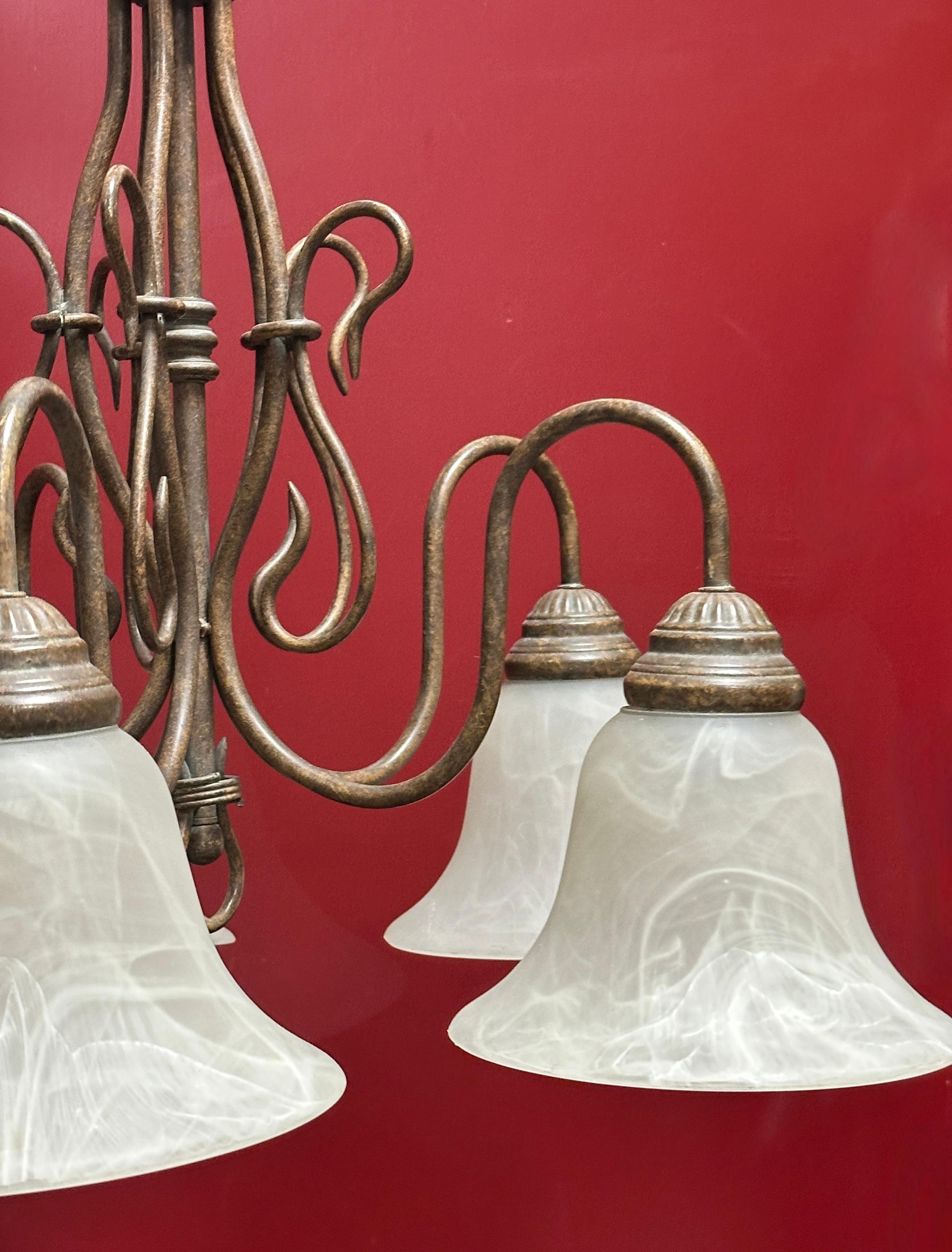 Splendido lampadario a cinque luci in metallo e paralume in vetro, stile cascina anni '80 in vendita 4