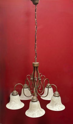 Magnifique lustre à cinq lumières en métal et abat-jour en verre, style ferme, années 1980