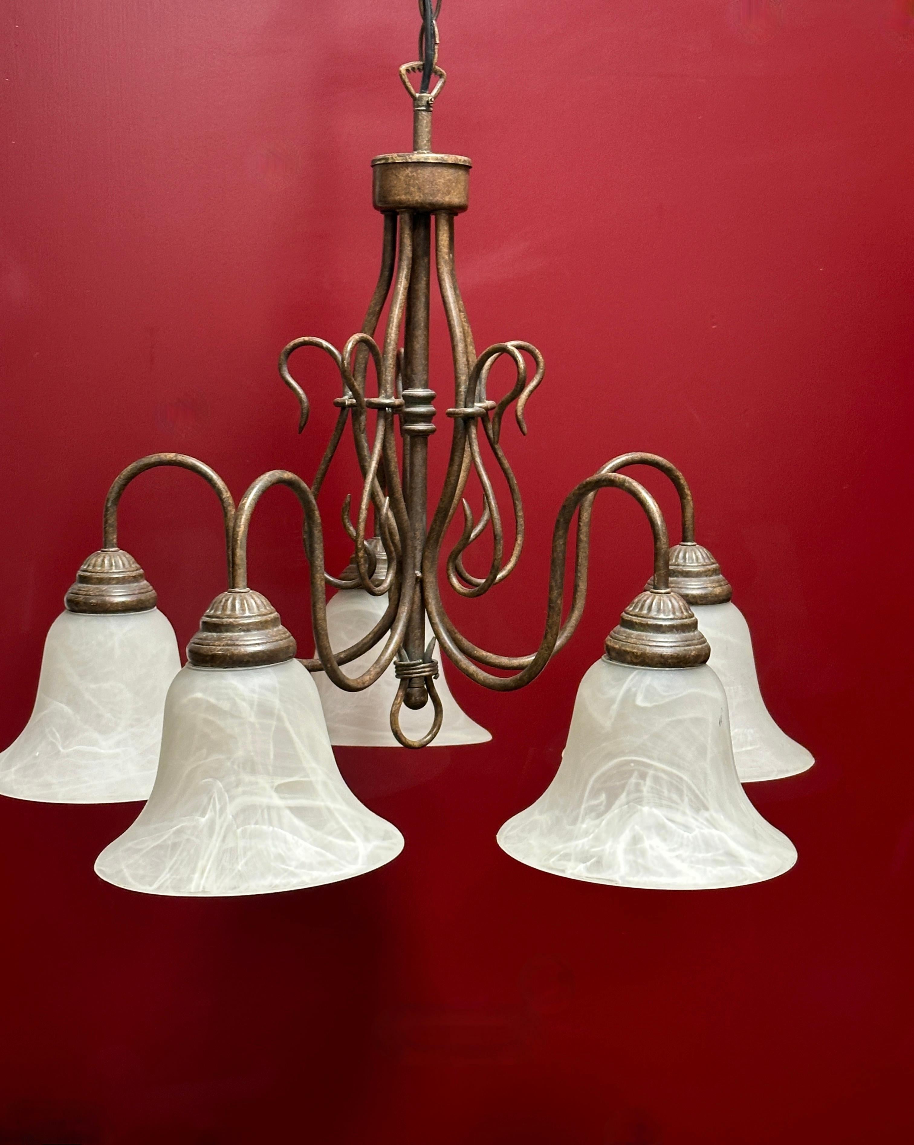 Tedesco Splendido lampadario a cinque luci in metallo e paralume in vetro, stile cascina anni '80 in vendita