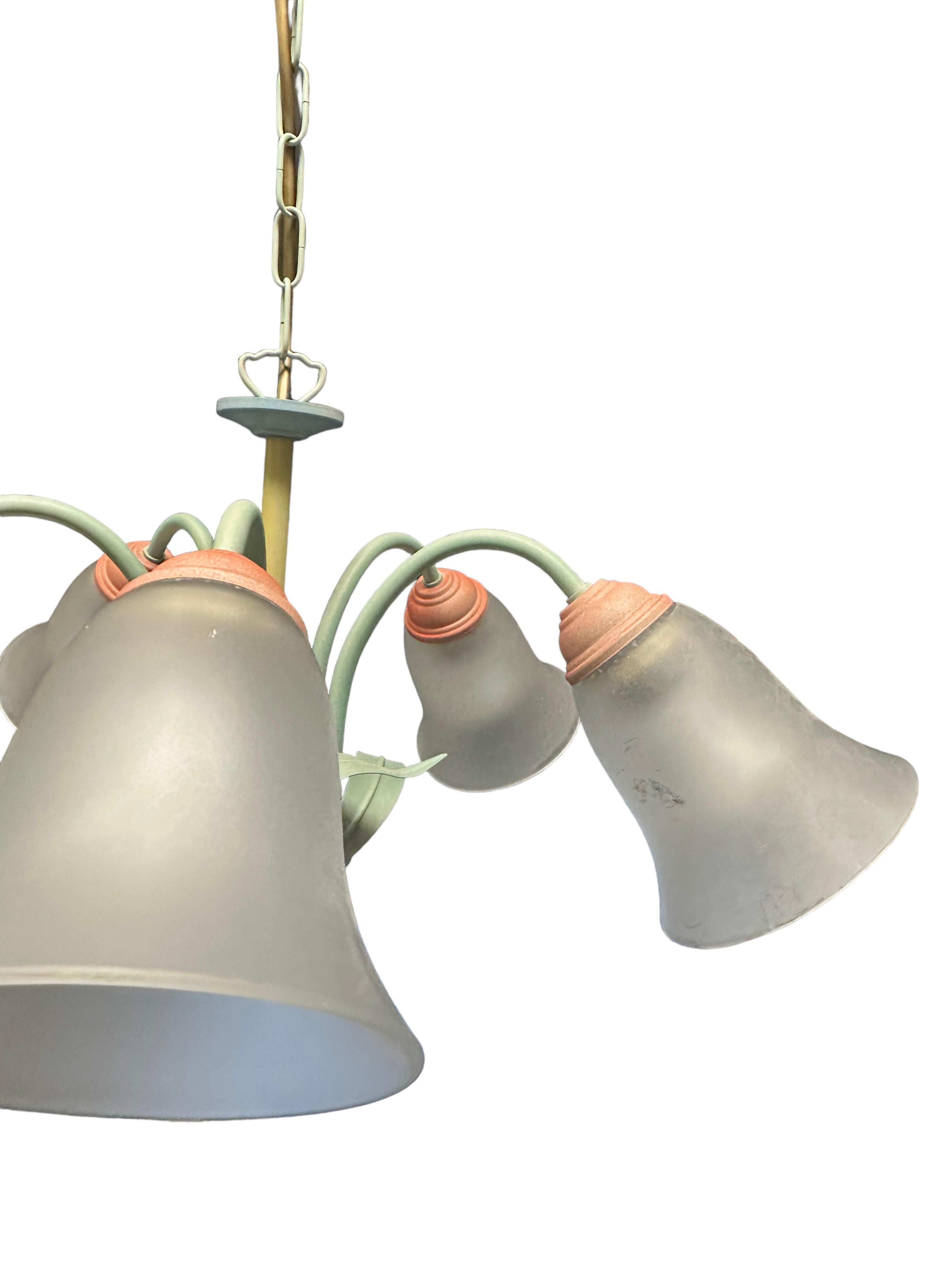Splendido lampadario a cinque luci in metallo e paralume in vetro, stile Florentine anni '80 in vendita 4