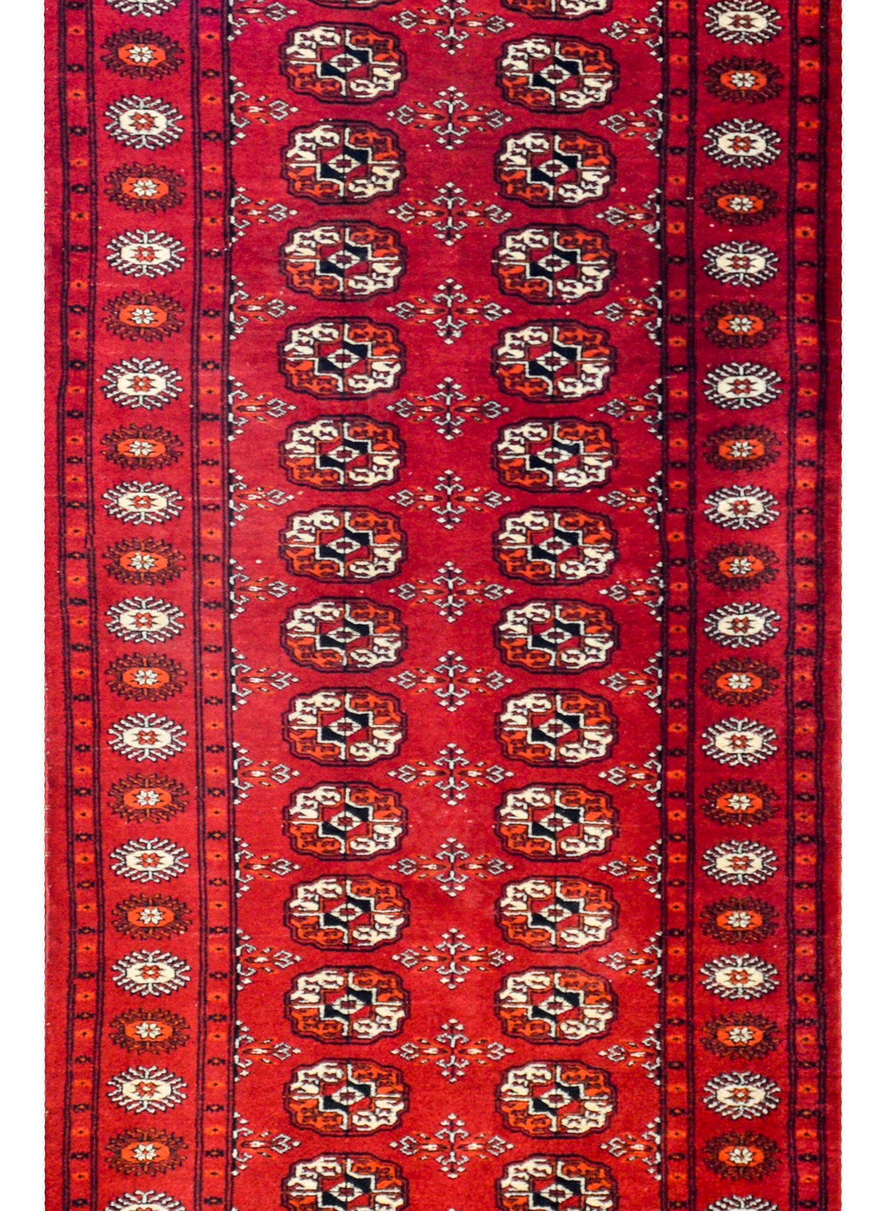 Wunderschöner Bokhara-Teppich aus der Mitte des 20. (Stammeskunst) im Angebot