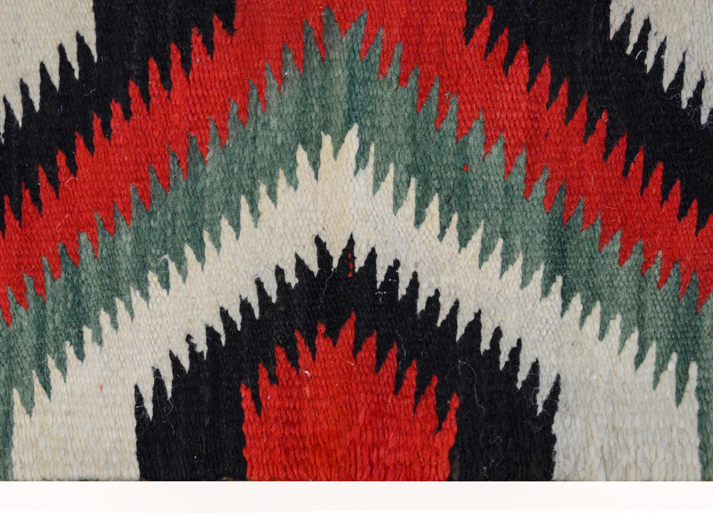 Wunderschöner Navajo-Teppich aus der Mitte des 20 im Zustand „Gut“ in Chicago, IL