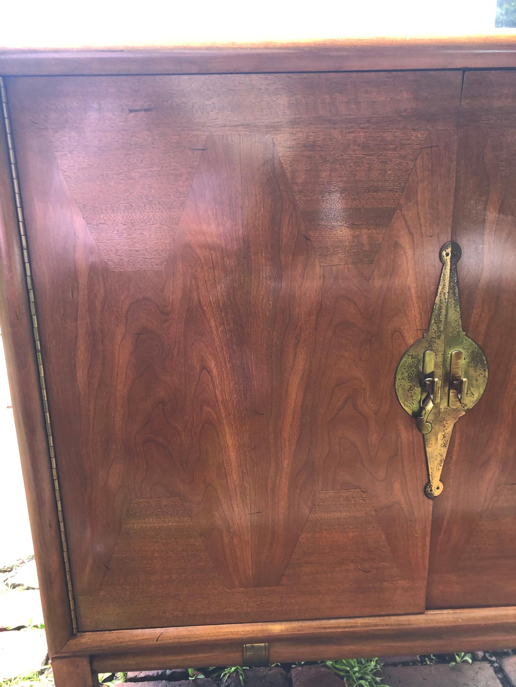 Gorgeous Midcentury Cabinet with Exquisite Marquetry Attributed to Renzo Rutili For Sale 5