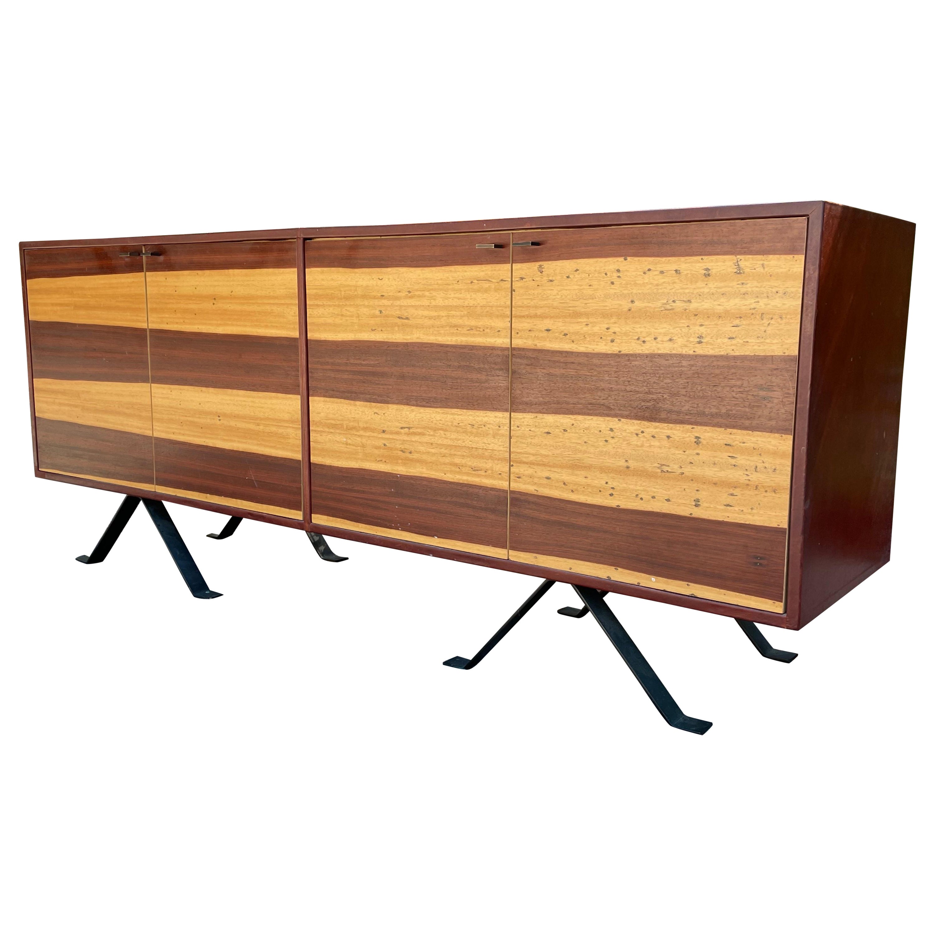 Splendida credenza di metà secolo rivestita in pelle di Thomas Hayes in vendita