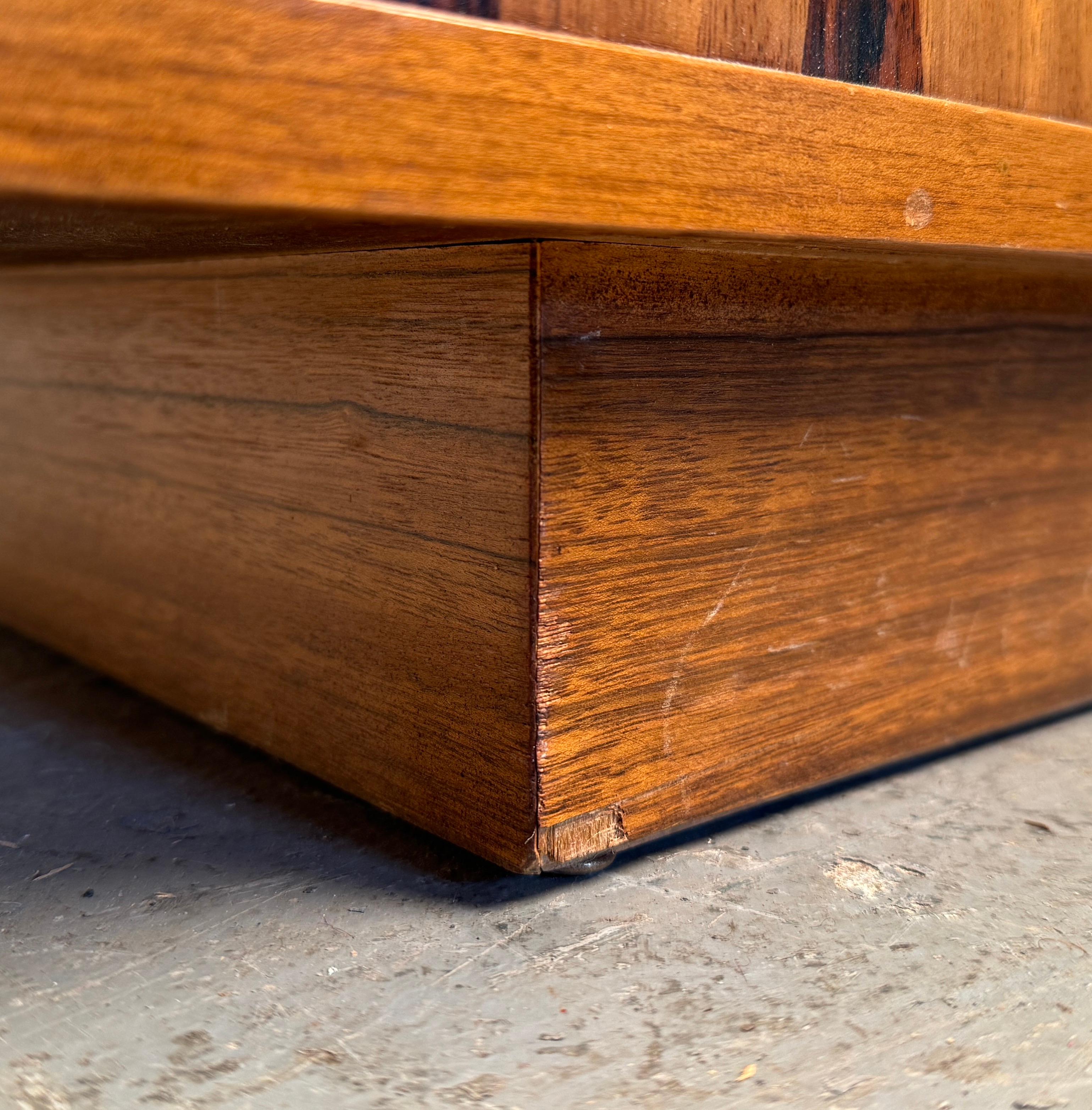 Stupefacente cassapanca in cedro a corsia curvilinea moderna del Mid-Century in vendita 13
