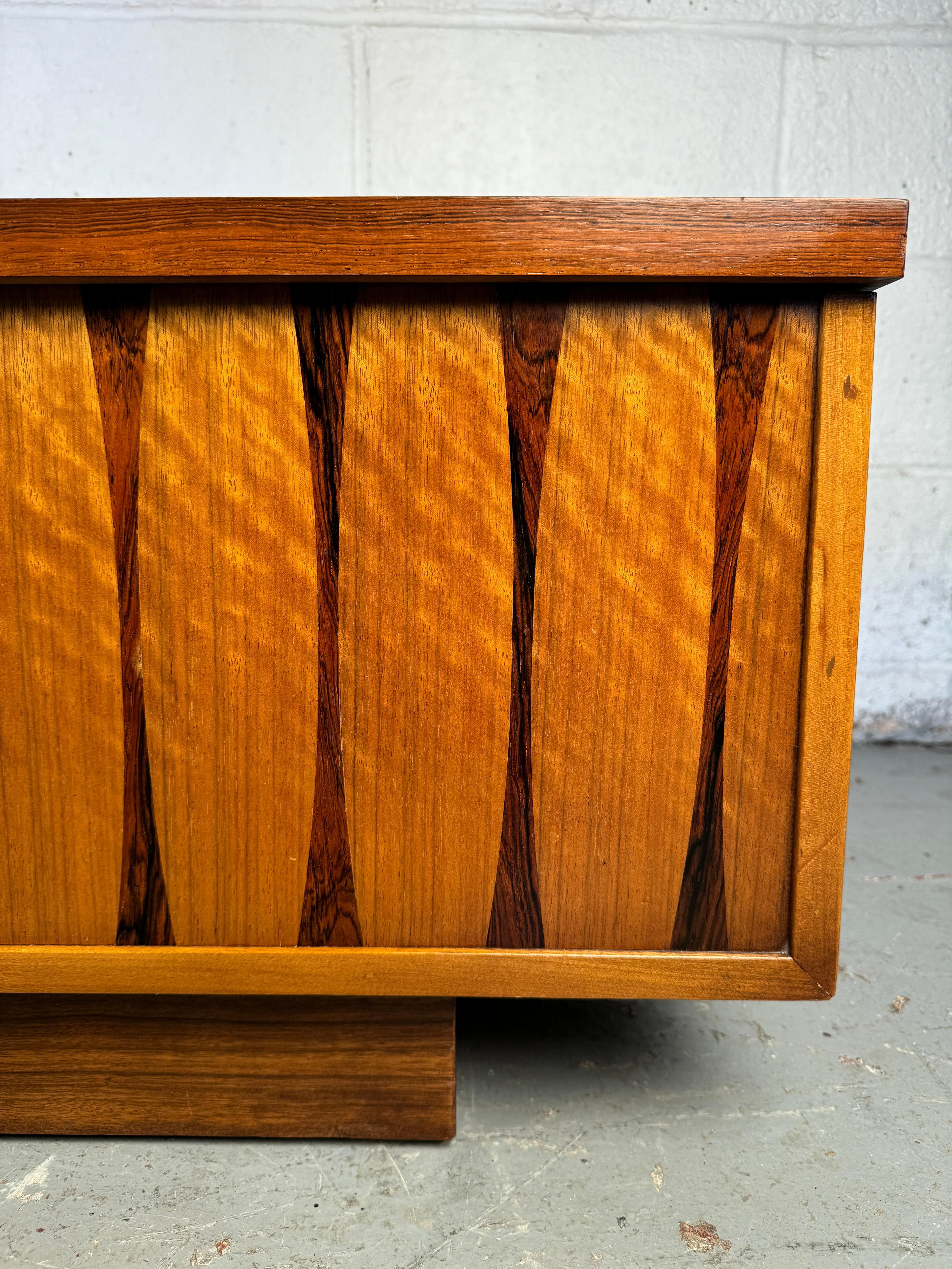 Stupefacente cassapanca in cedro a corsia curvilinea moderna del Mid-Century in vendita 3