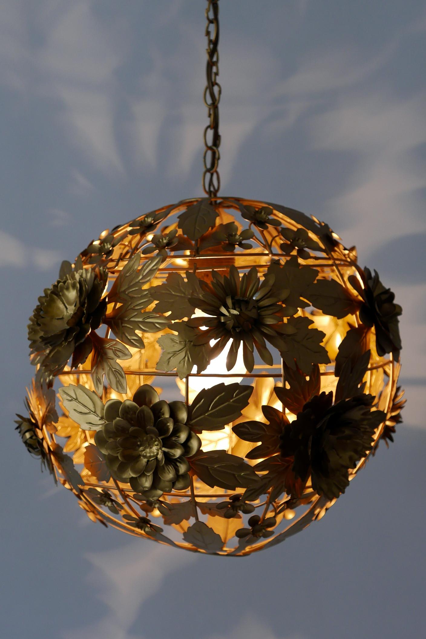 Amazing and highly decorative Mid-Century Modern gilt metal floral pendant lamp. Manufactured in Germany, 1960s.

Executed in flower shaped gilt metal, the pendant lamp needs 1 x E27 / E26 screw fit bulb. It works both with 110 / 230 Volt.

Good