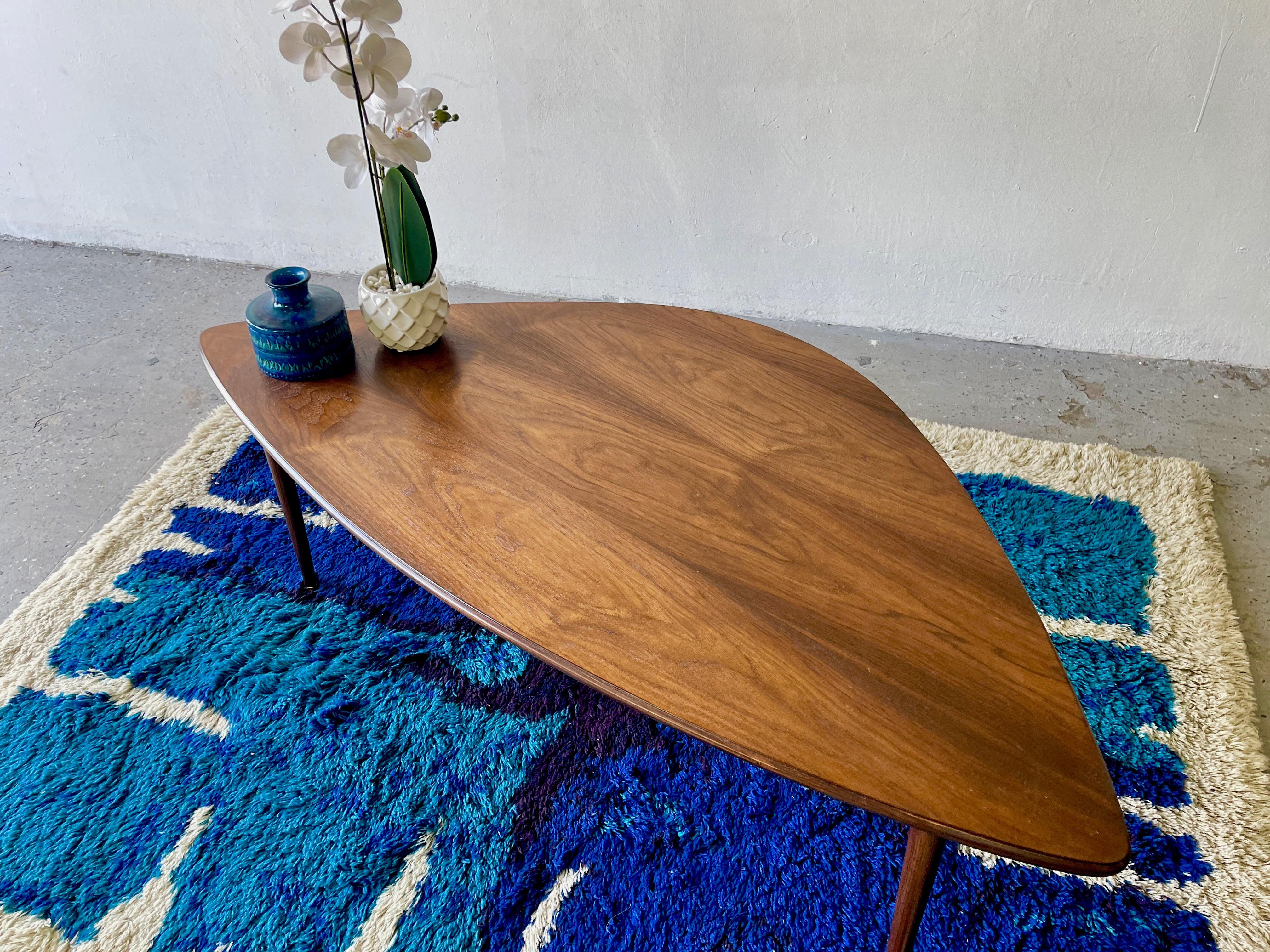 Gorgous Mid-Century Modern free form coffee table.
Vintage modern free-form coffee table. minimalist Mid-Century Modern table features a beautiful and walnut top with an organic shape. With stunning grain detail throughout, adding a warm flair to