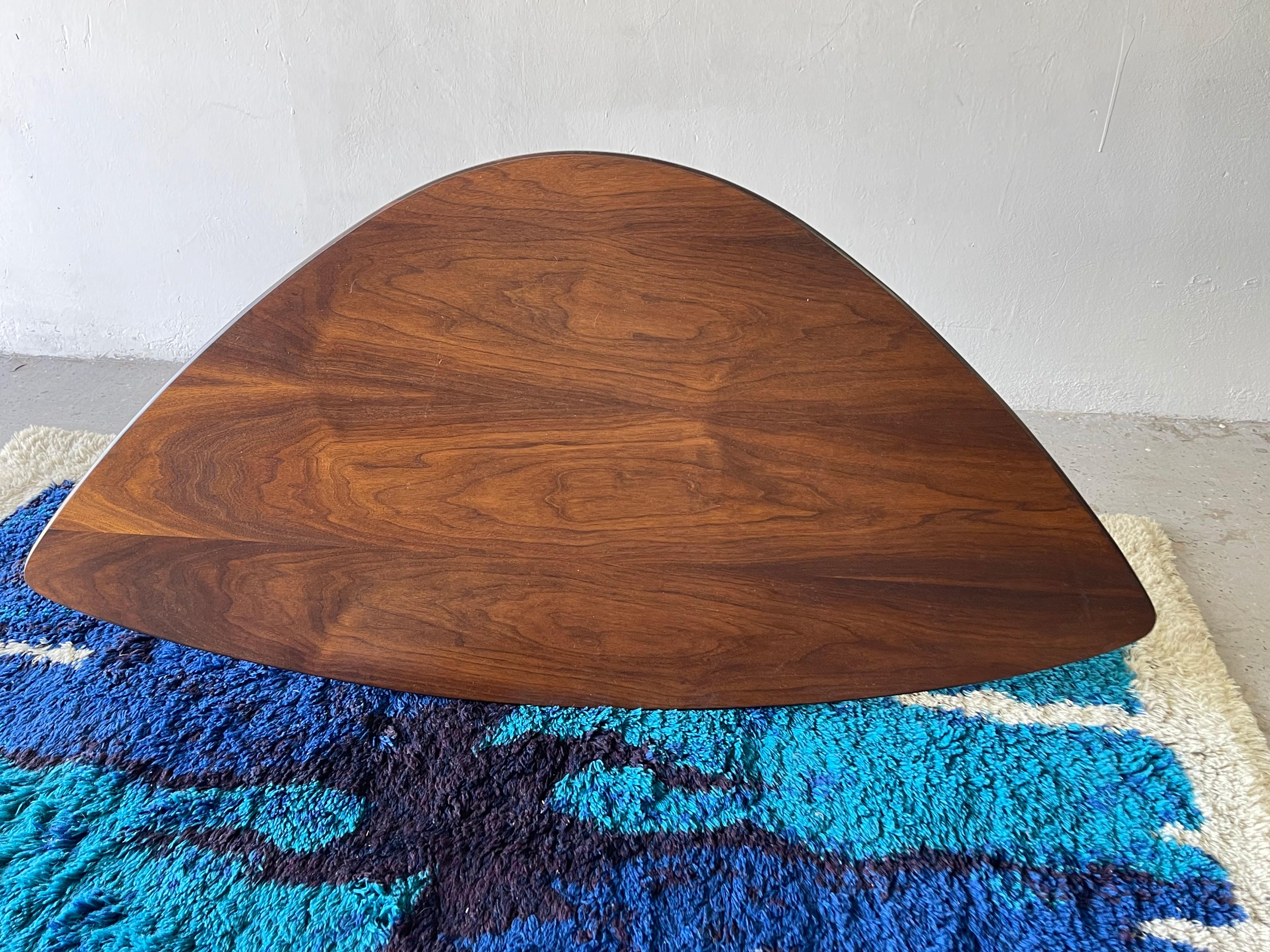 Gorgeous Mid-Century Modern Guitar Pick Free Form Coffee Table In Excellent Condition In Las Vegas, NV