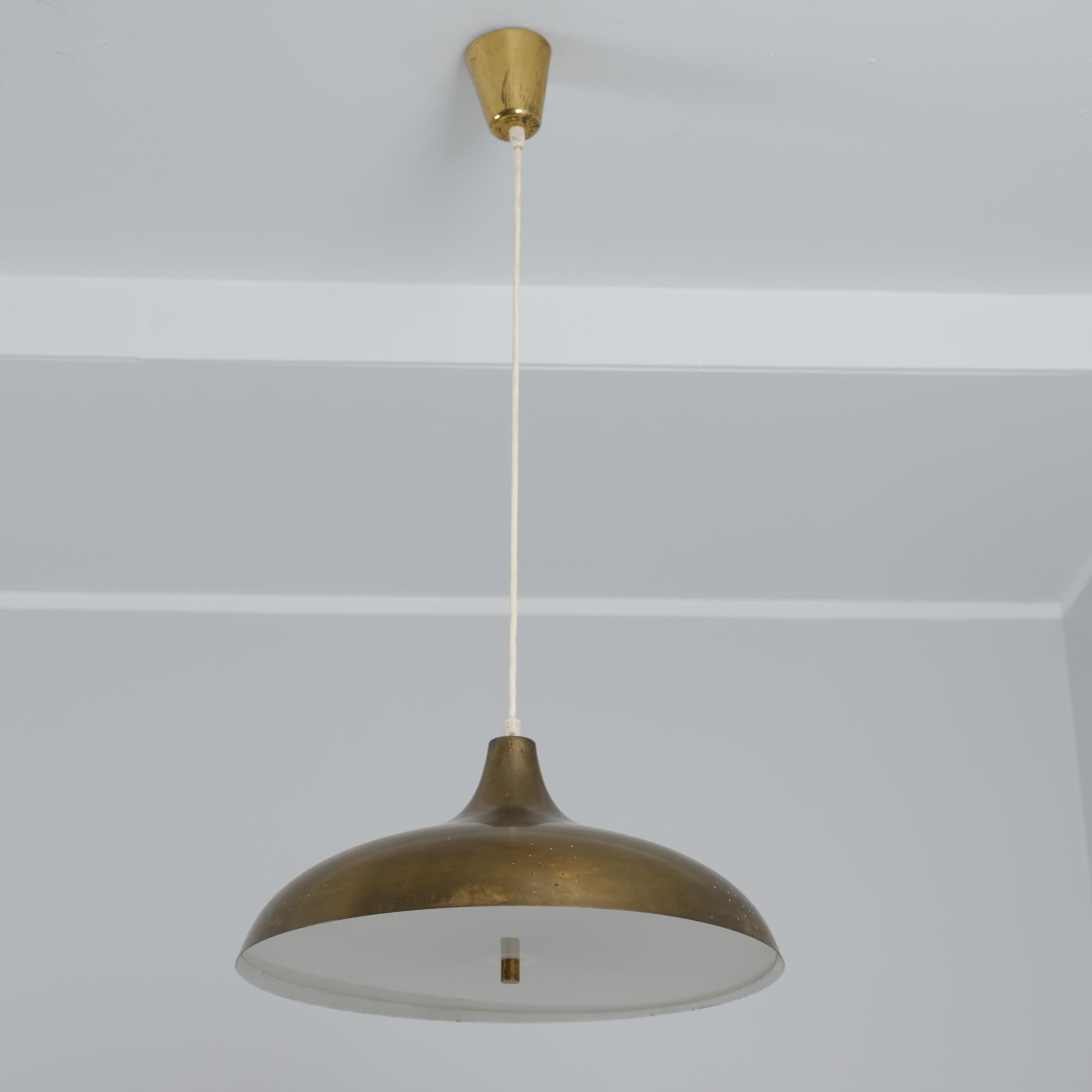 Magnifique lampe PSO des années 1950, modèle 468010, dans le style de Paavo Tynell. Il se compose d'un laiton perforé avec la plus belle patine qui soit. La lampe comporte trois points lumineux et offre un bon éclairage vers le bas grâce au