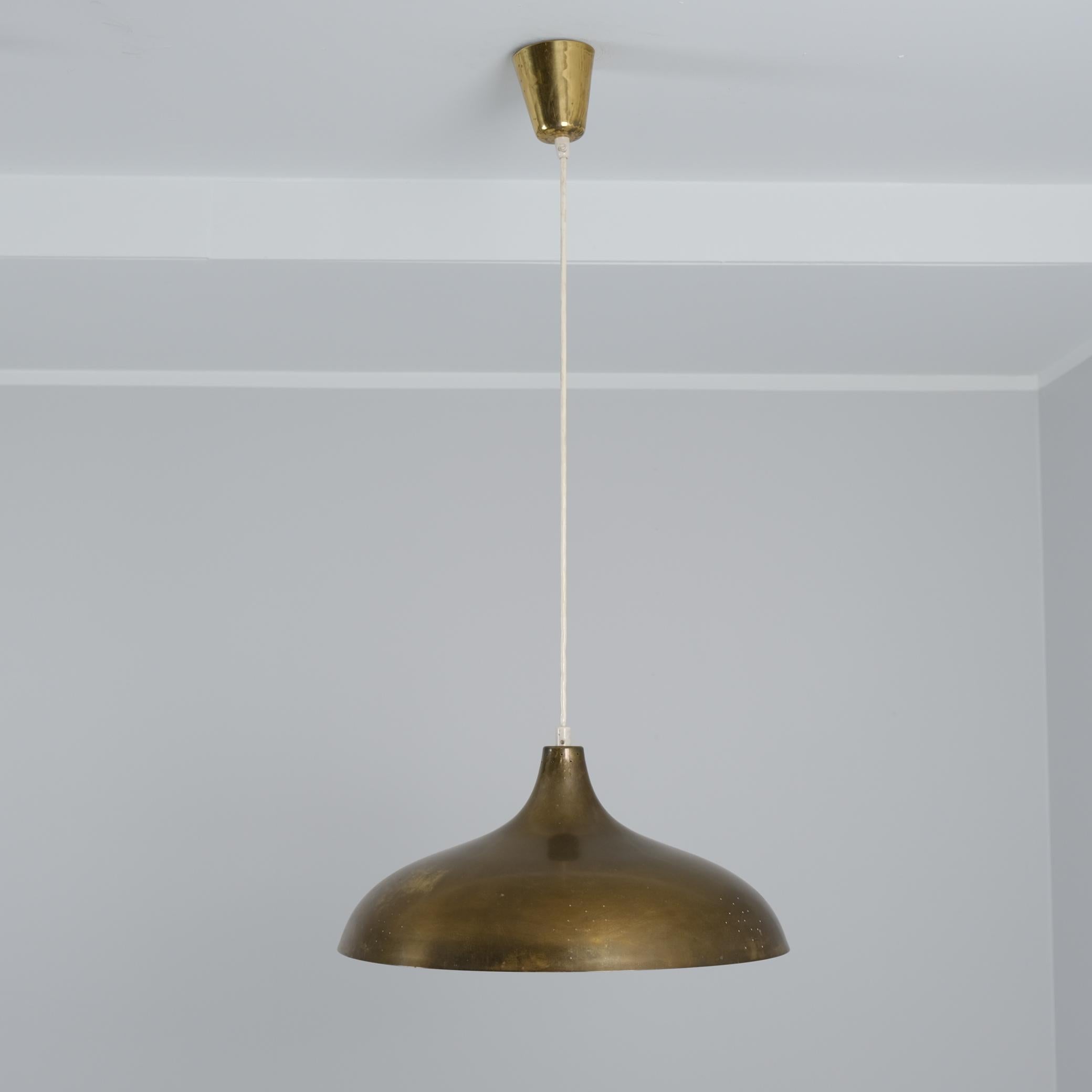 Scandinave moderne Magnifique plafonnier PSO du milieu du siècle, modèle 468010 en laiton perforé, années 1950 en vente