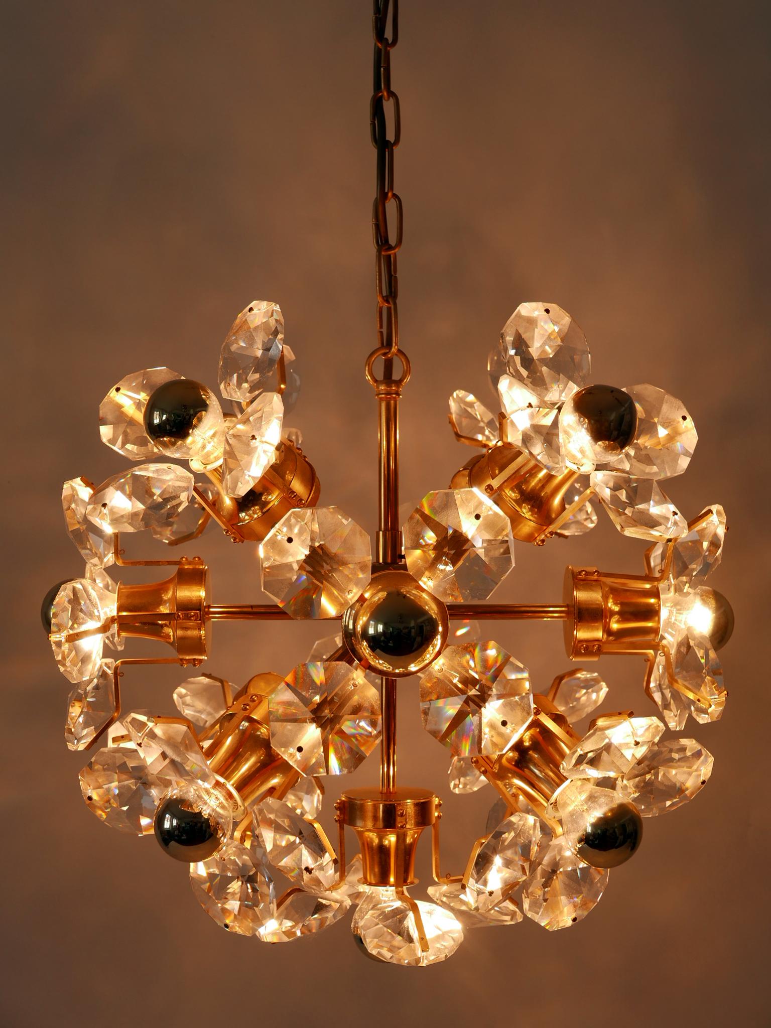 Exceptional and elegant Mid-Century Modern Sputnik chandelier or pendant lamp 'Dandelion'. Designed and manufactured by Palwa, Germany, 1960s-1970s. 

Executed in 52 x large diamond shaped facet cut crystal glasses and gilt brass, The chandelier /