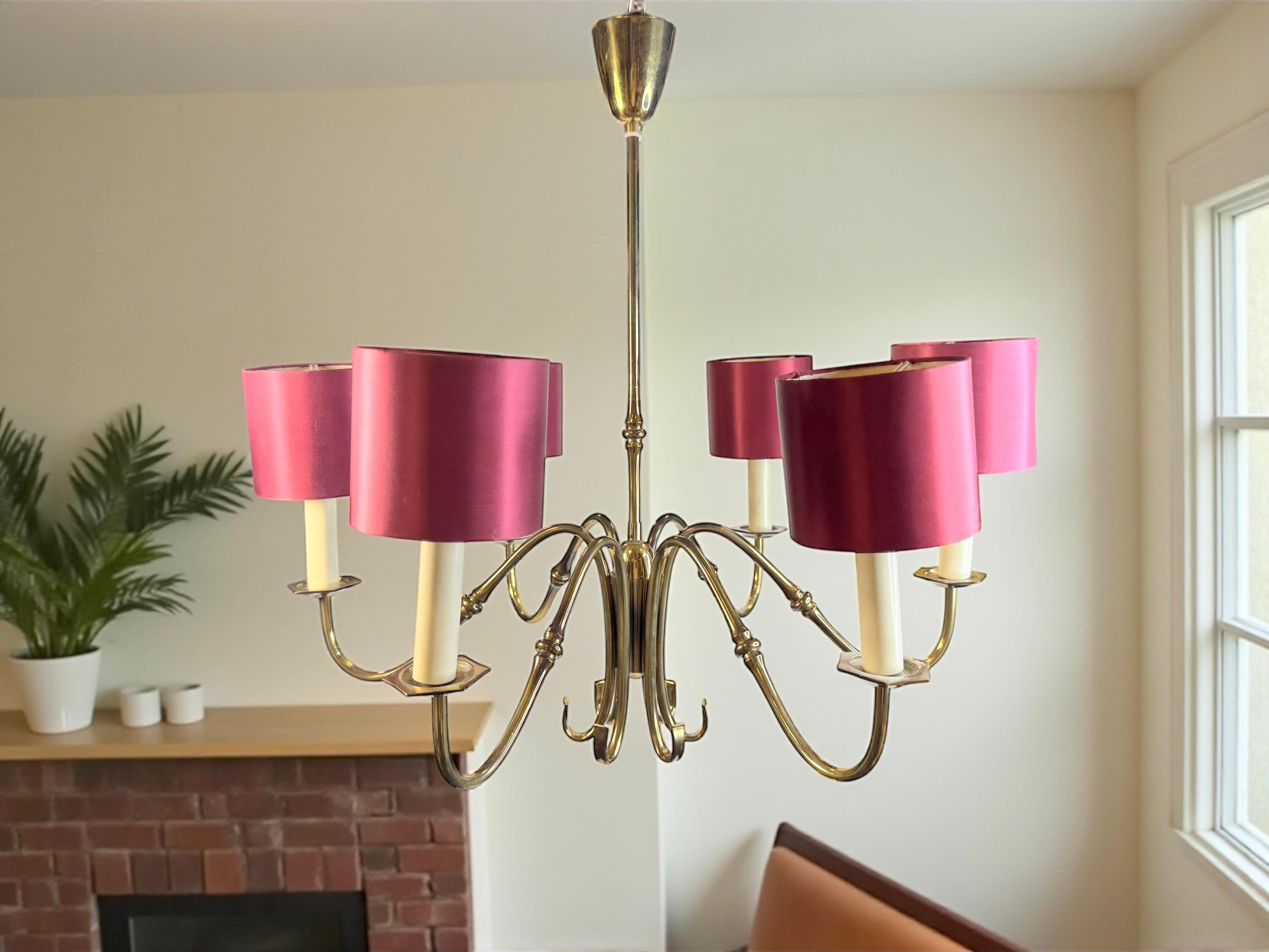 Splendido lampadario in ottone del Medioevo con paralumi satinati Vintage Italia, anni '50 in vendita 3