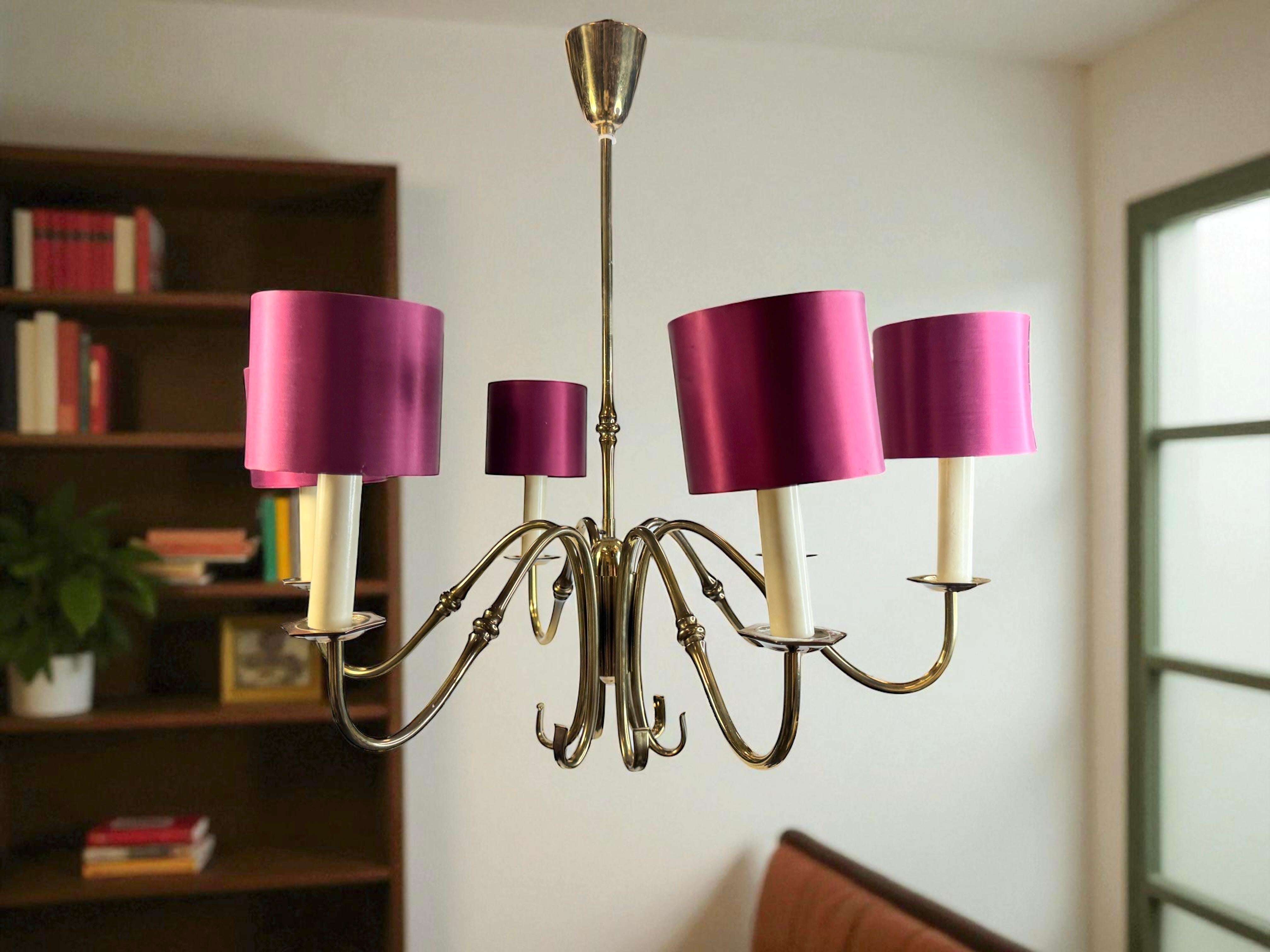 Splendido lampadario in ottone del Medioevo con paralumi satinati Vintage Italia, anni '50 in vendita 4