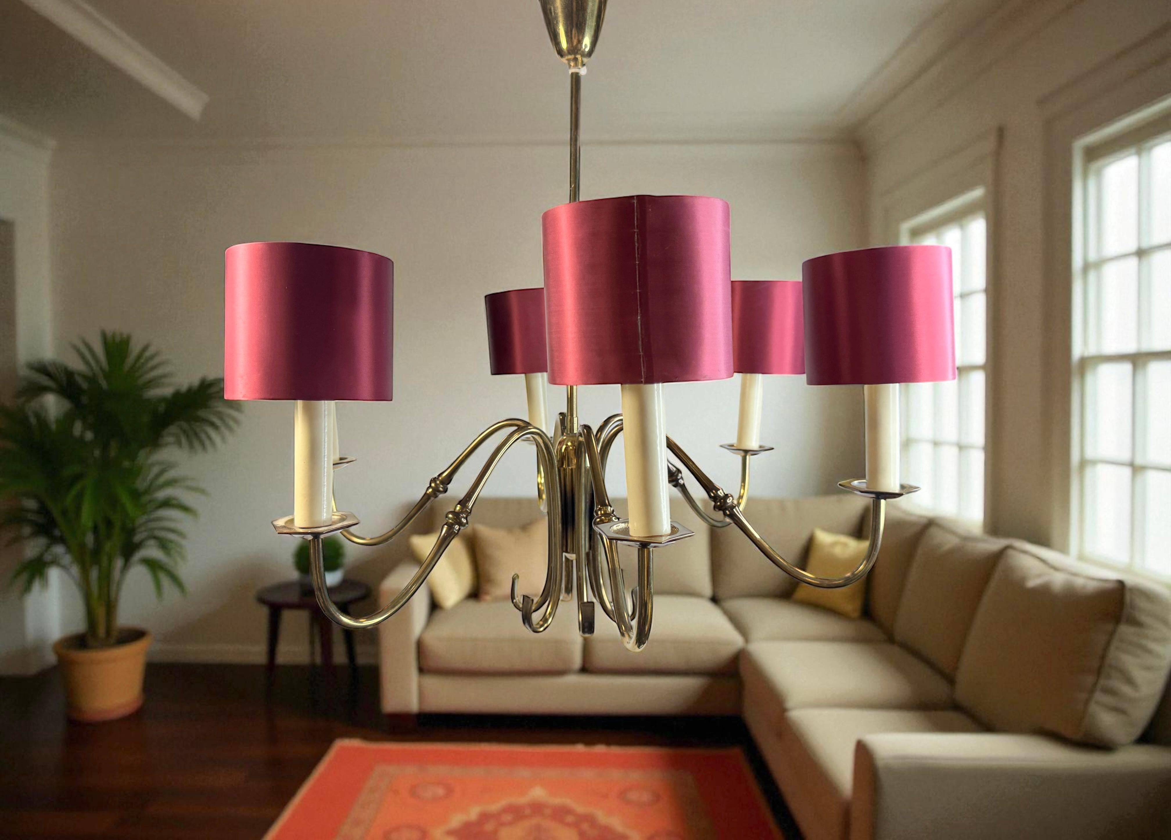 Splendido lampadario in ottone del Medioevo con paralumi satinati Vintage Italia, anni '50 in vendita 5