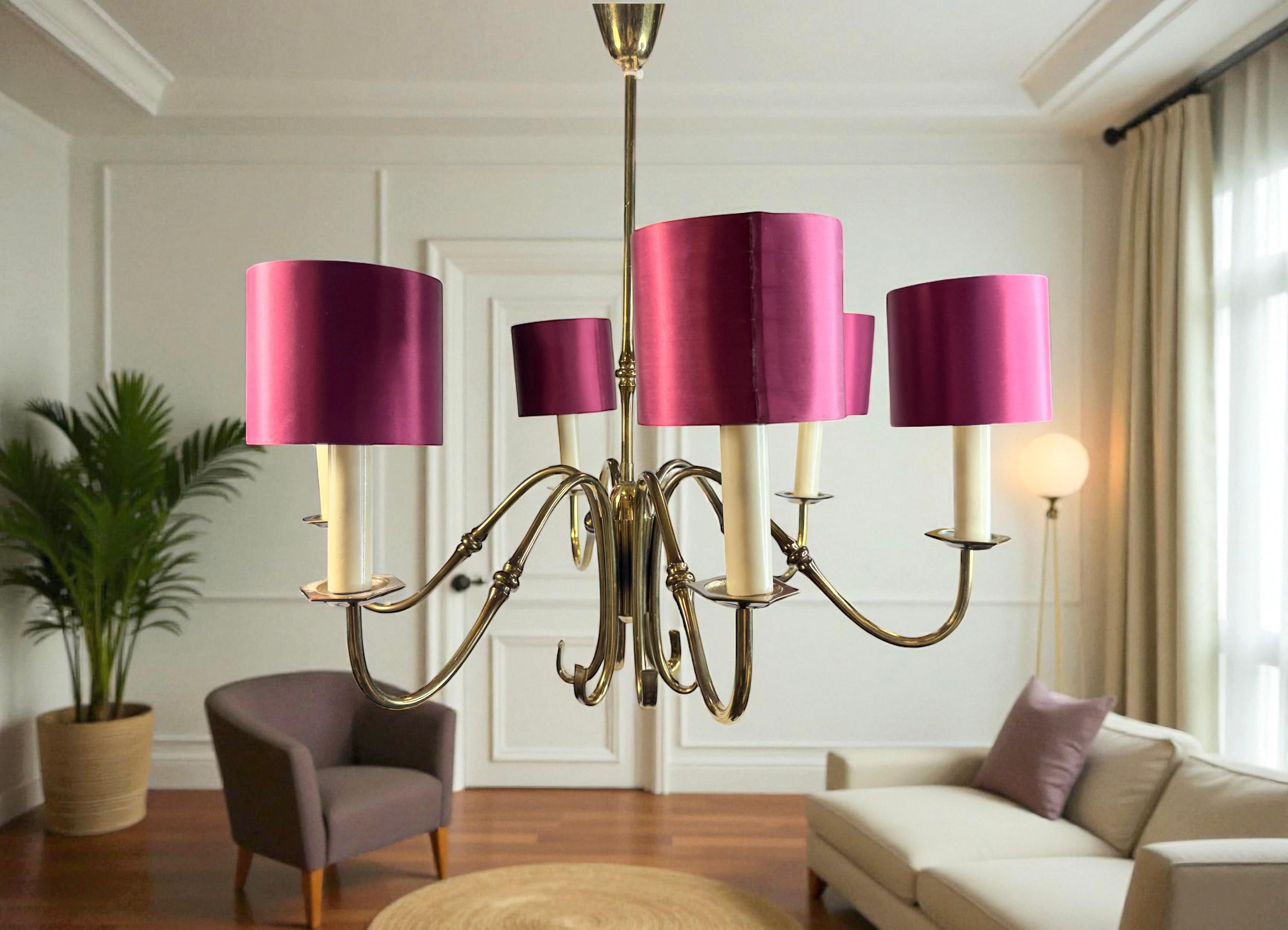 Splendido lampadario in ottone del Medioevo con paralumi satinati Vintage Italia, anni '50 in vendita 6