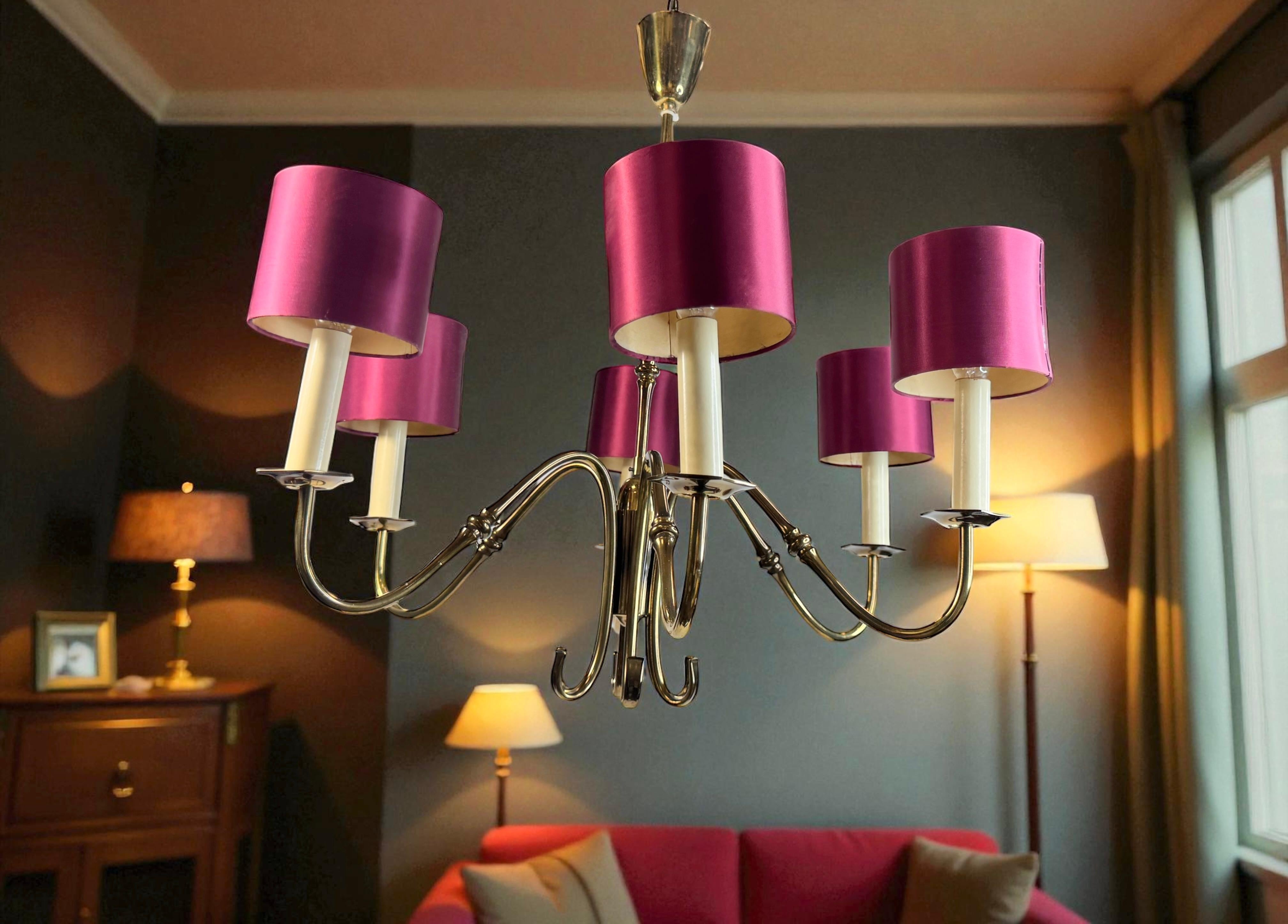 Splendido lampadario in ottone del Medioevo con paralumi satinati Vintage Italia, anni '50 in vendita 7