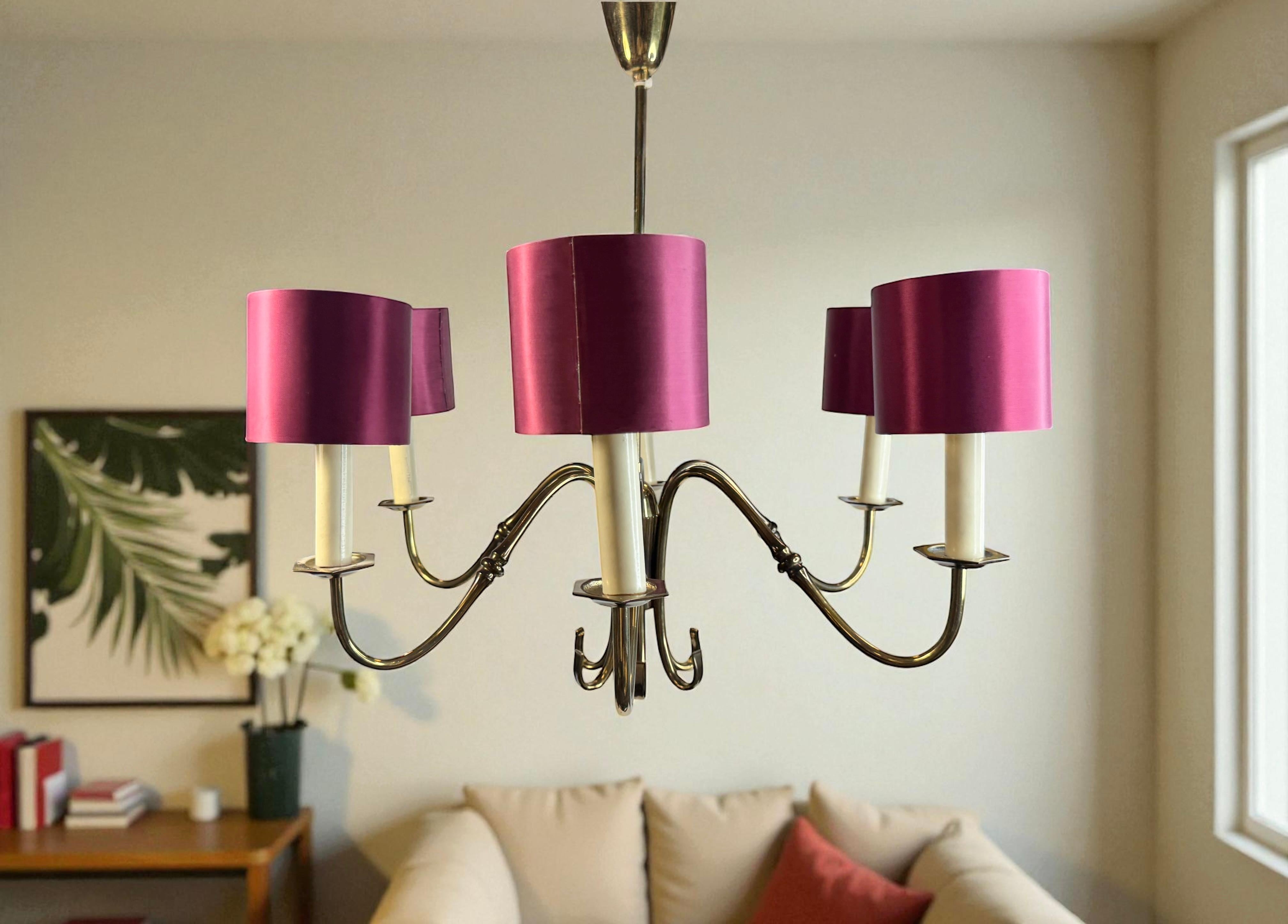 Splendido lampadario in ottone del Medioevo con paralumi satinati Vintage Italia, anni '50 in vendita 8