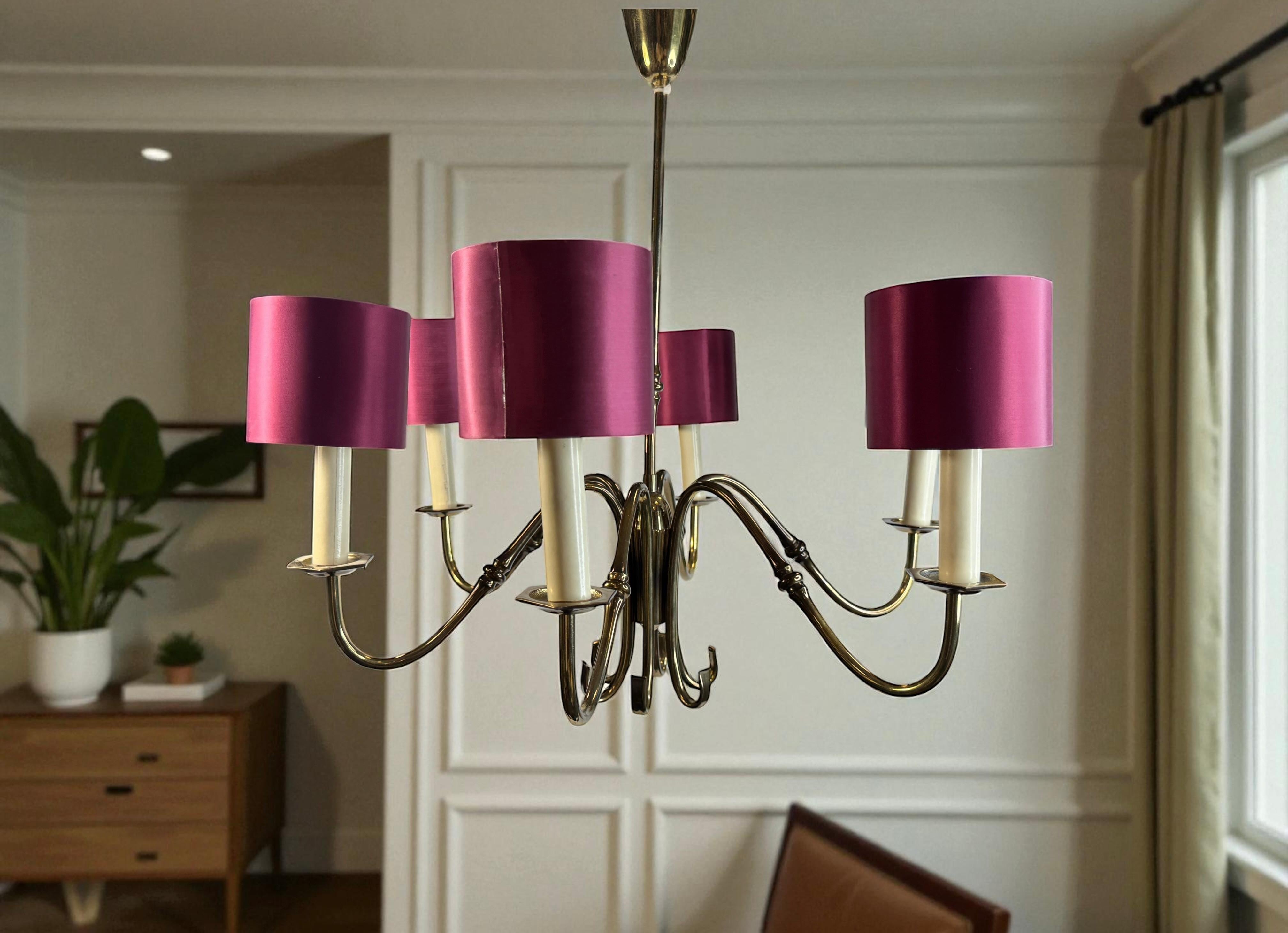 Splendido lampadario in ottone del Medioevo con paralumi satinati Vintage Italia, anni '50 in vendita 9